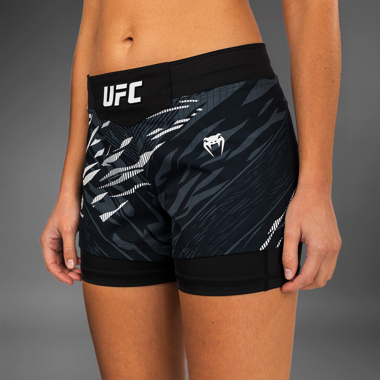 UFC Fusion by Venum Authentic Fight Night レスリングショーツ（女性用） - ブラック