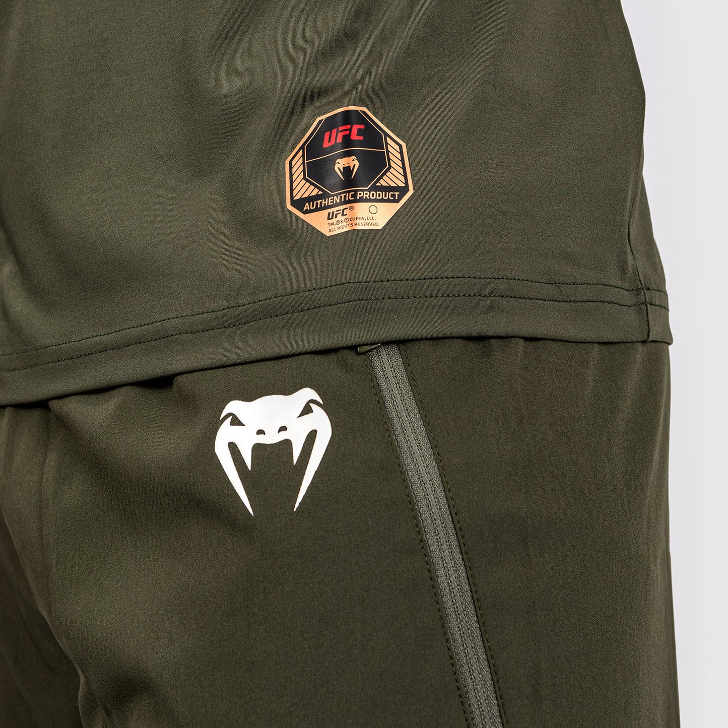 UFC Adrenaline by Venum Fight Week メンズ・ドライテックTシャツ - カーキ／ブロンズ