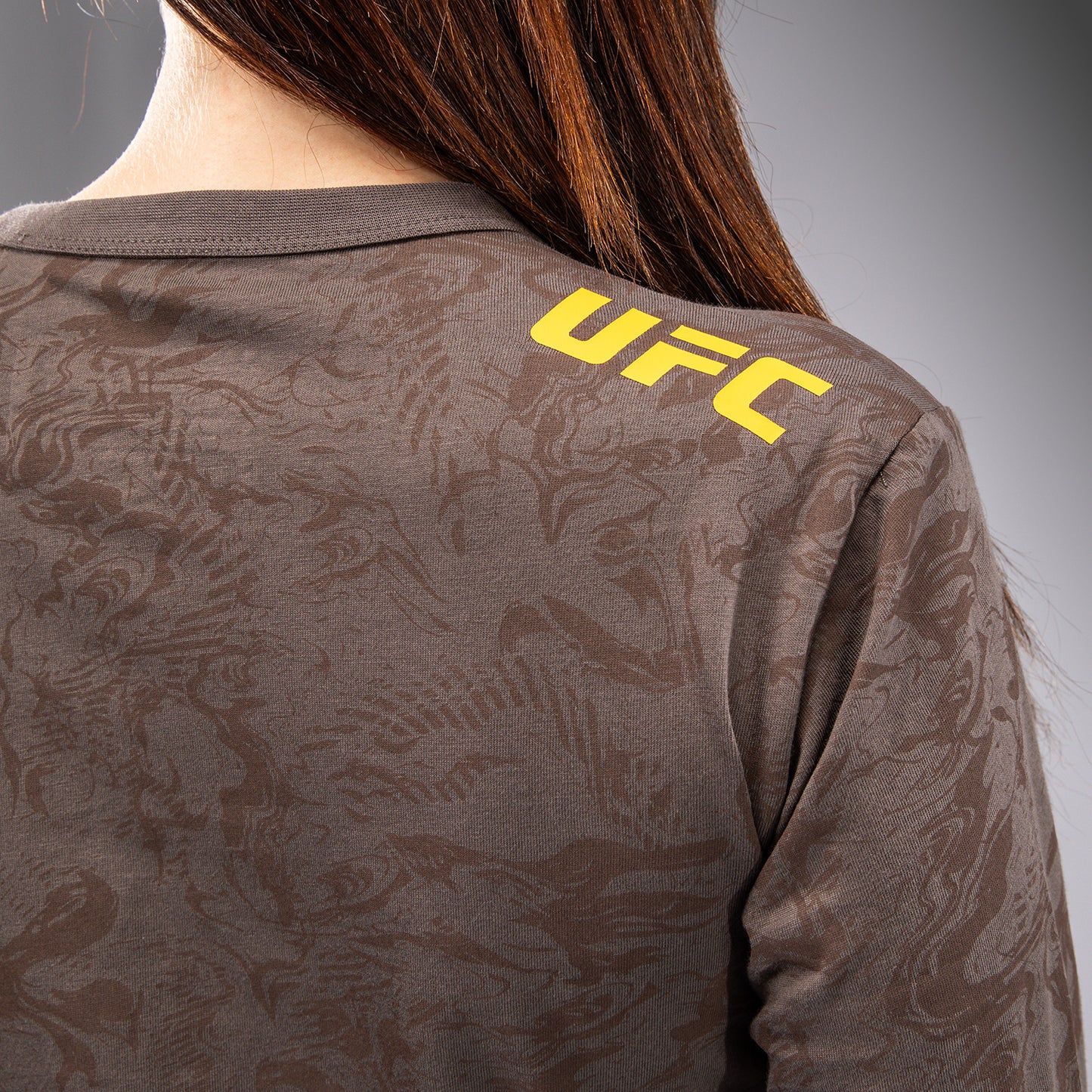 UFC Fusion by Venum Fight Week コットンロングスリーブTシャツ（女性用） - アーセンブラウン