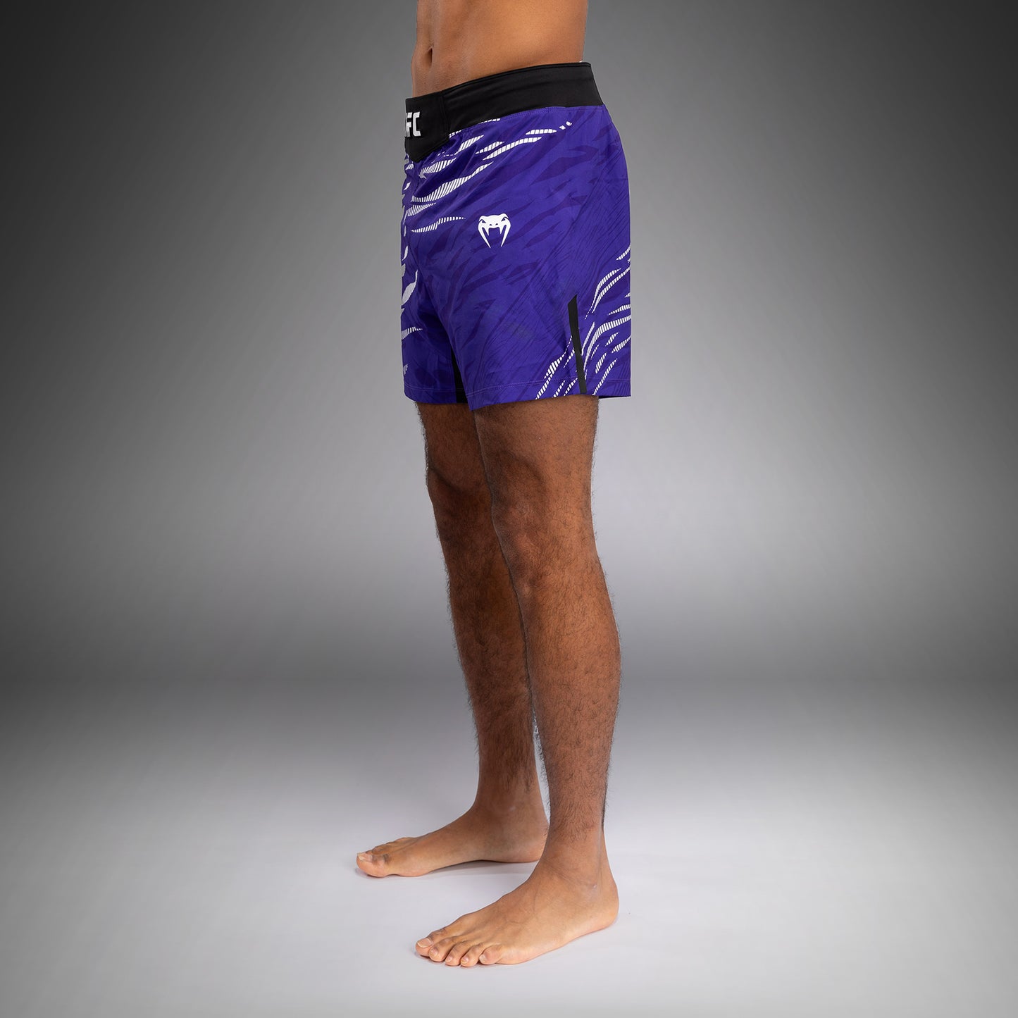 UFC Fusion by Venum Authentic Fight Night レスリングショーツ（男性用、フィットコルト） - パープル
