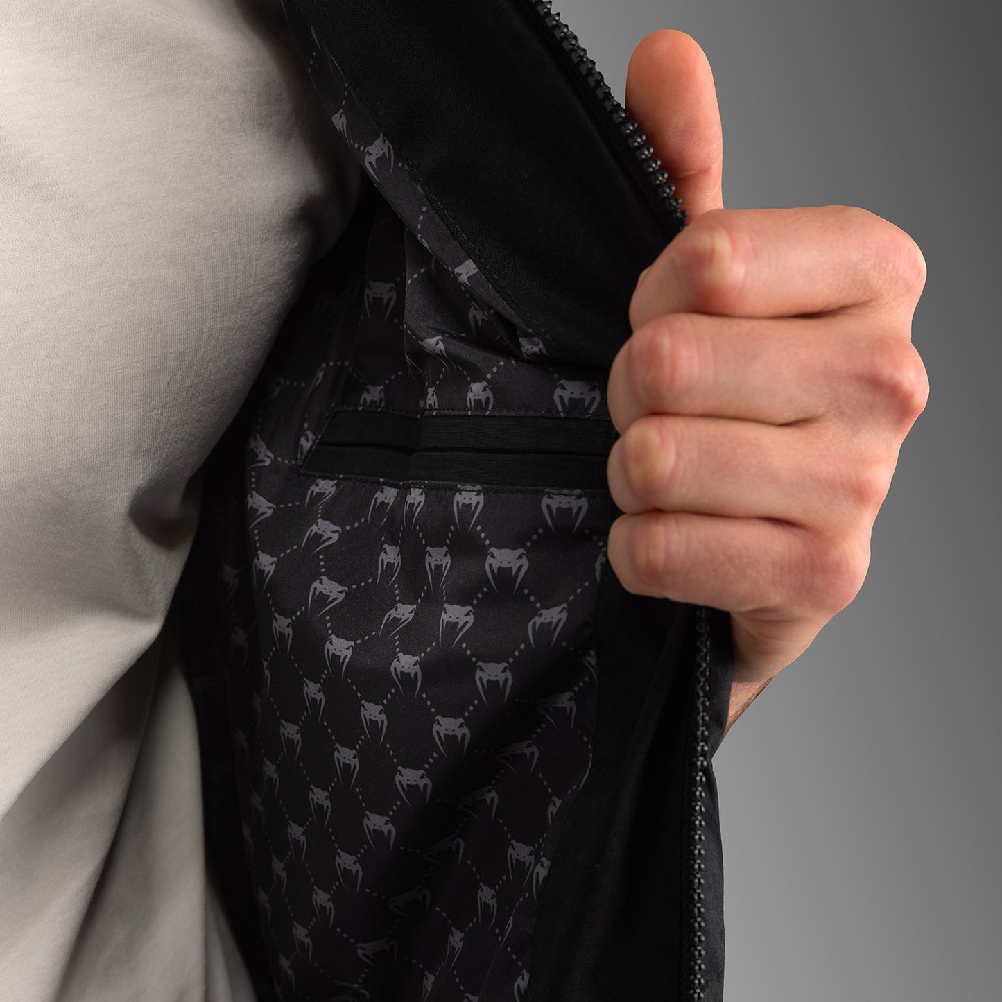 Venum Attack Urban Gi ダウンベスト – ブラック