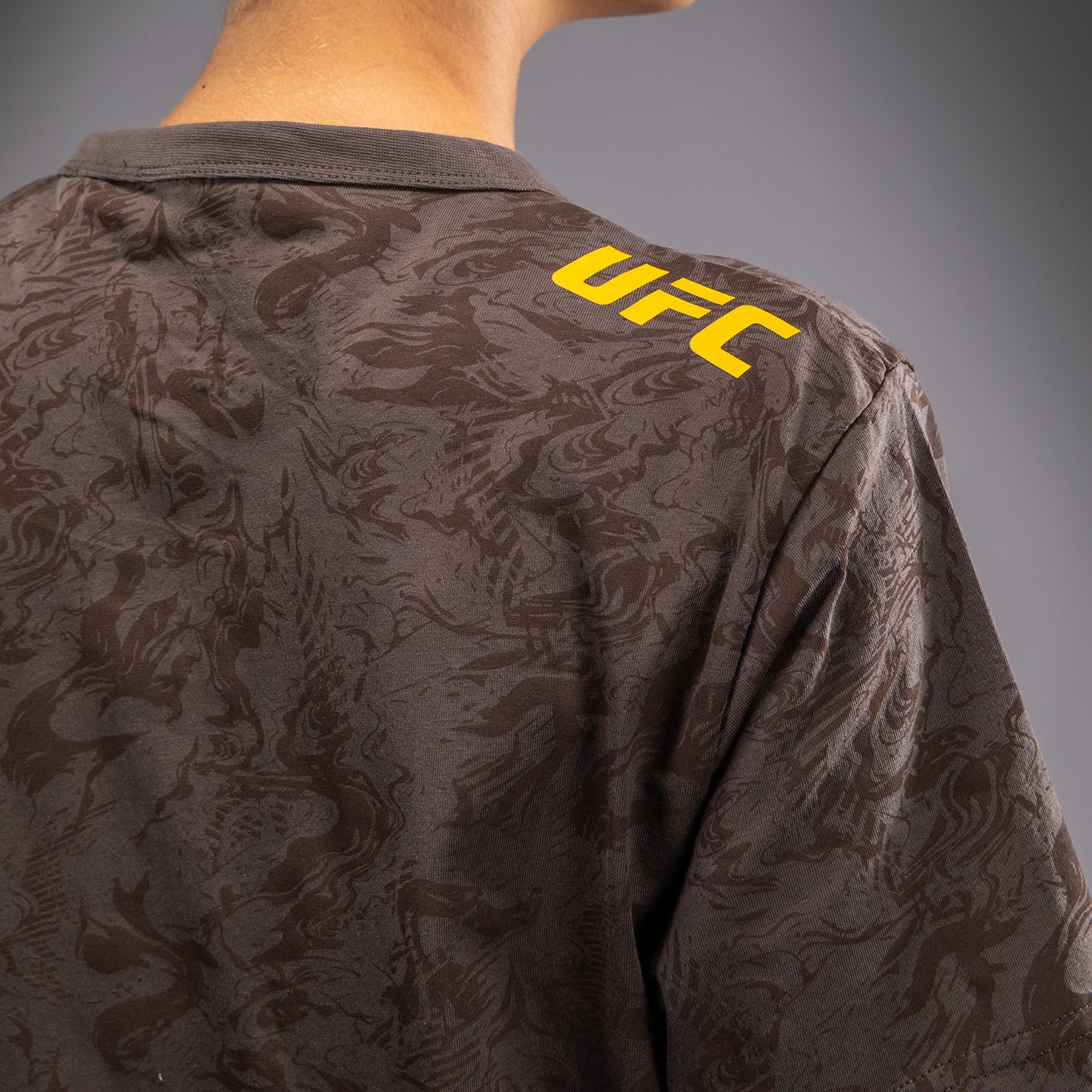 UFC Fusion by Venum Fight Week コットンショートスリーブTシャツ（女性用） - アーセンブラウン