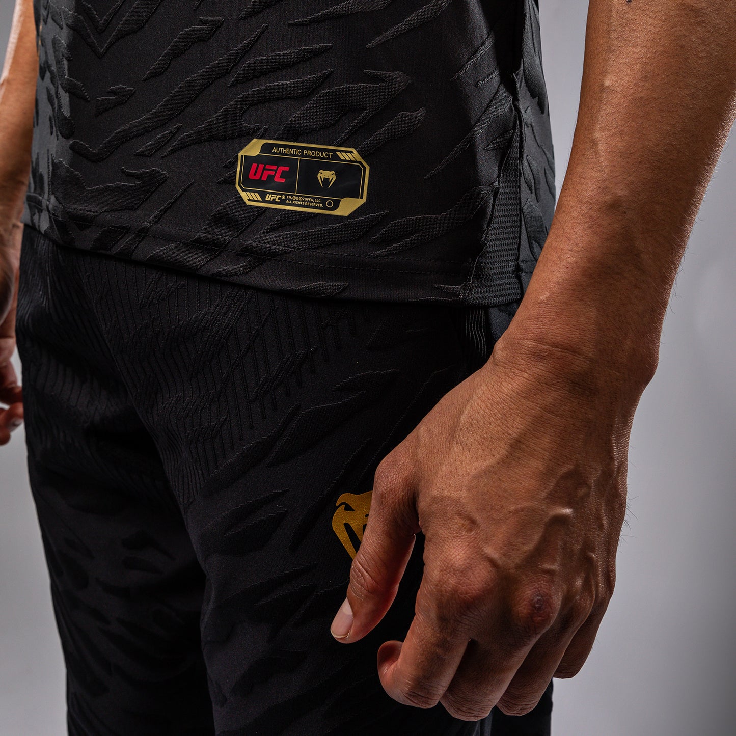 UFC Fusion by Venum Authentic Fight Night レースTシャツ（男性用） - チャンピオン