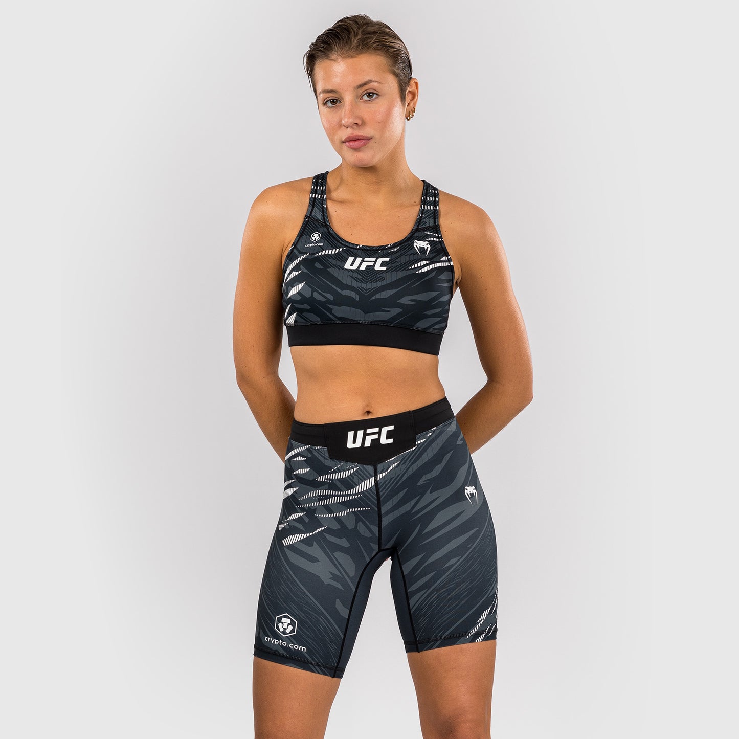 UFC Fusion by Venum Authentic Fight Night ヴァレトゥードショーツ（女性用、フィットラルゴ） - ブラック