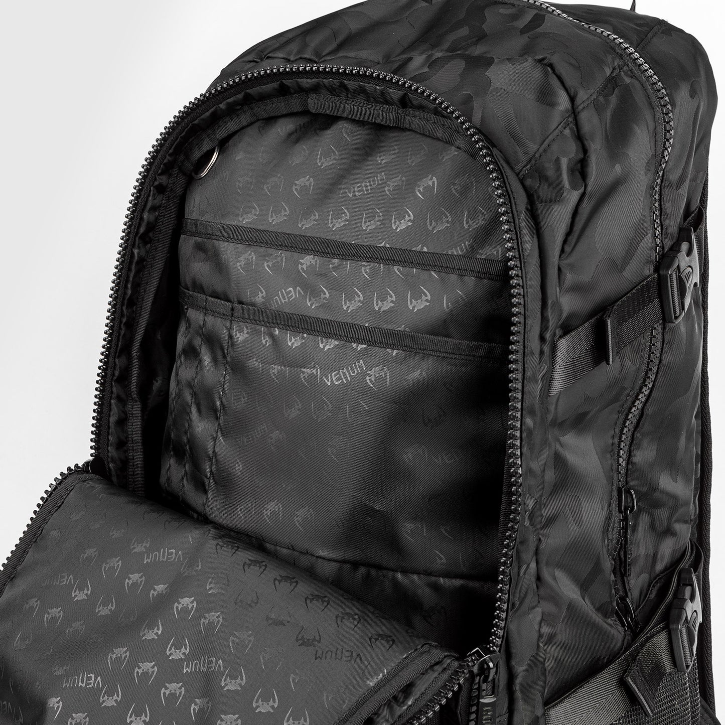 Venum Challenger Pro バックパック（20-25L） – ブラック/ダークカモ
