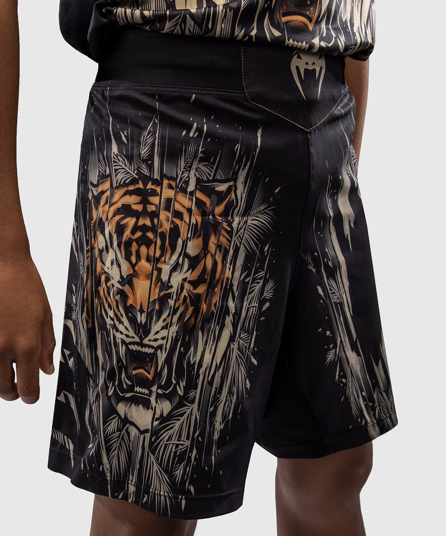 Venum Tiger キッズ ファイトショーツ - ブラック/ネオンオレンジ