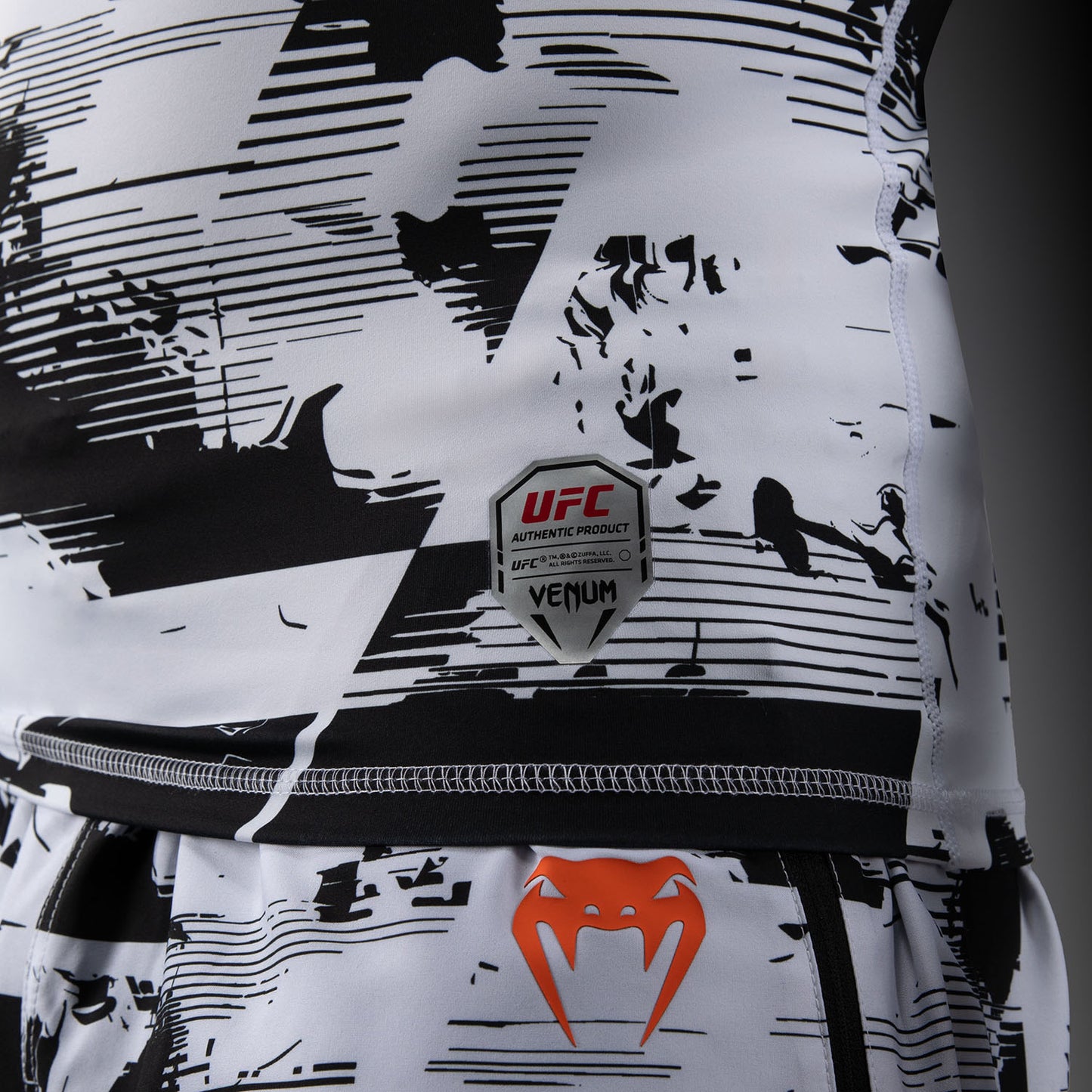 UFC Zenith by Venum Authentic Fight Week パフォーマンス長袖ラッシュガード メンズ - ホワイト