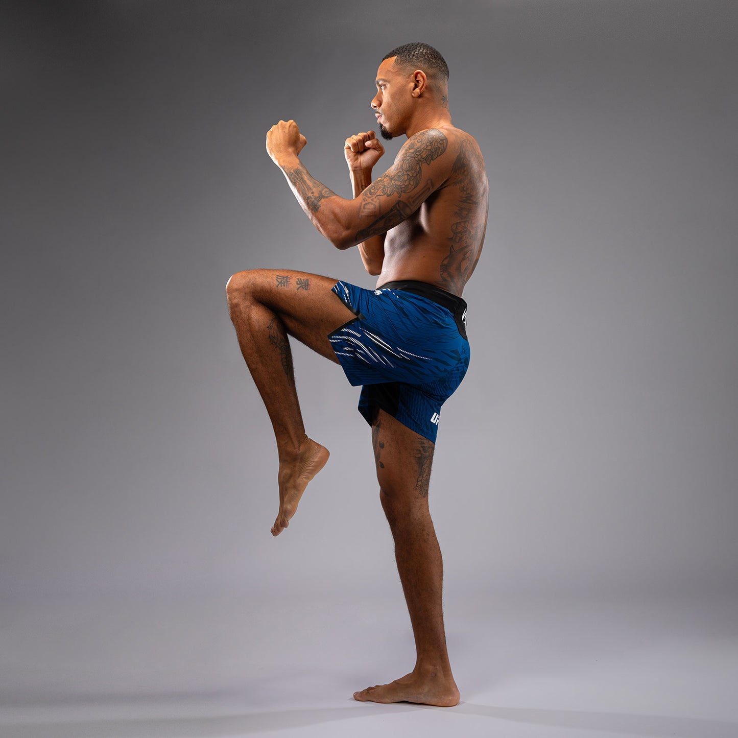 UFC Fusion by Venum Authentic Fight Night レスリングショーツ（男性用、フィットコルト） - ブルー