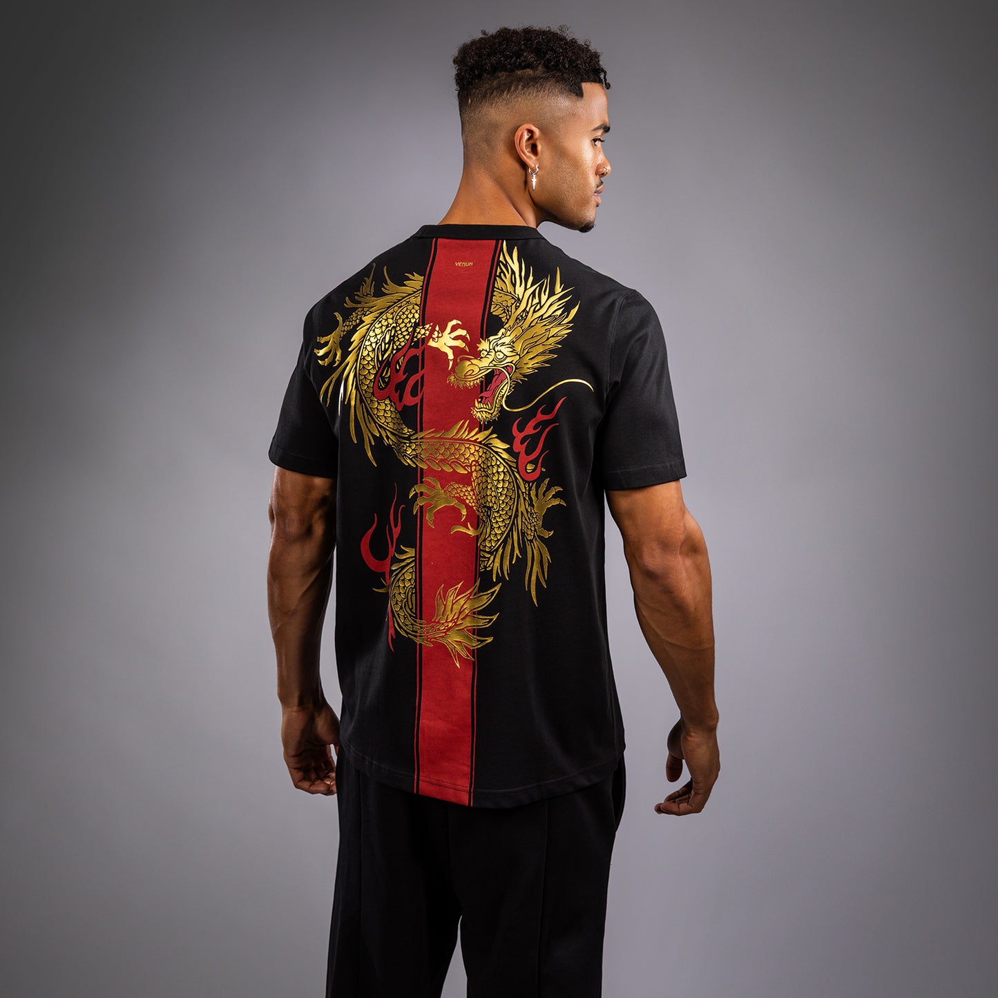 Venum x TEKKEN 8 - Marshall Law Tシャツ - ブラック/レッド/ゴールド