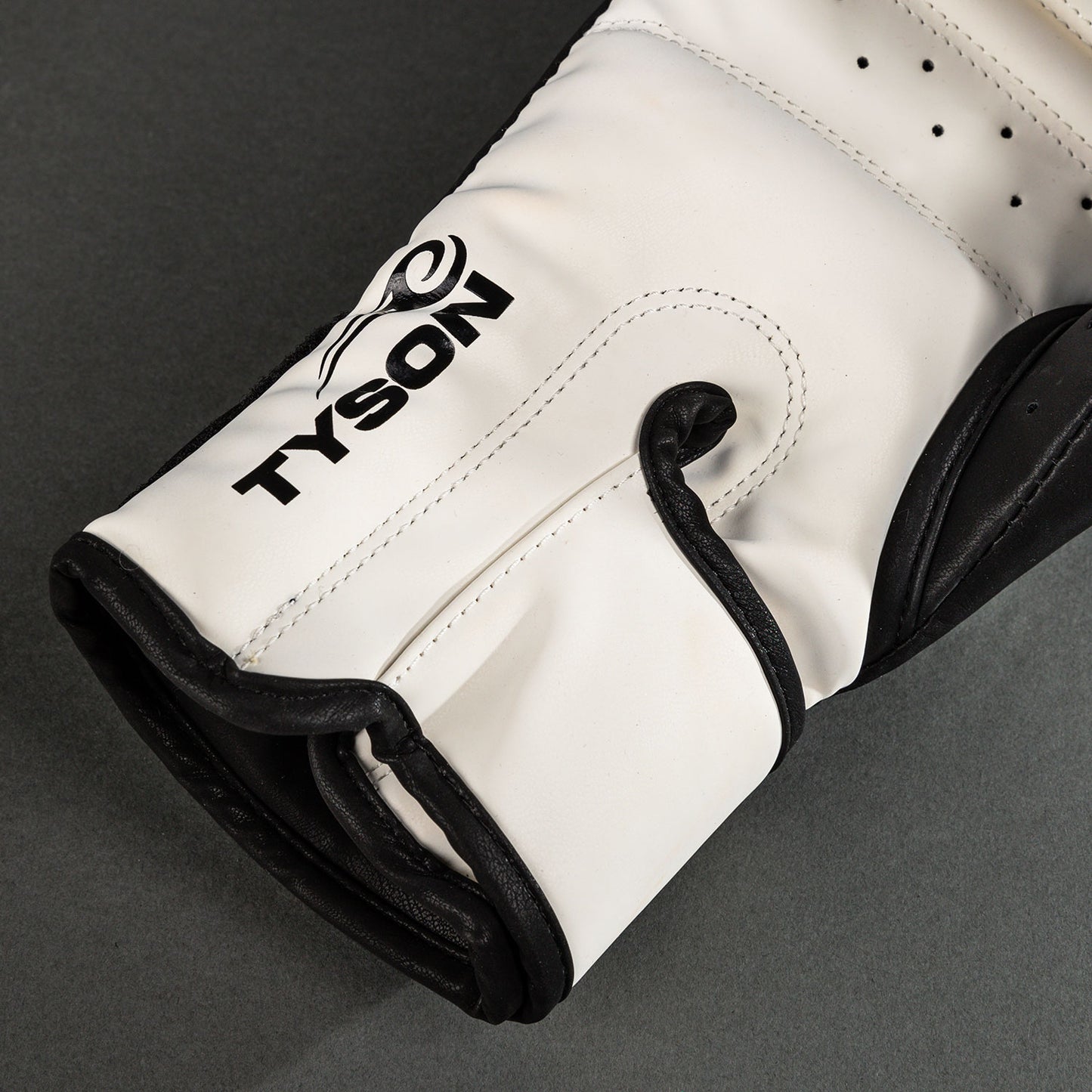 Venum Mike Tyson Replica ボクシンググローブ - ディープブラック/オプティカルホワイト