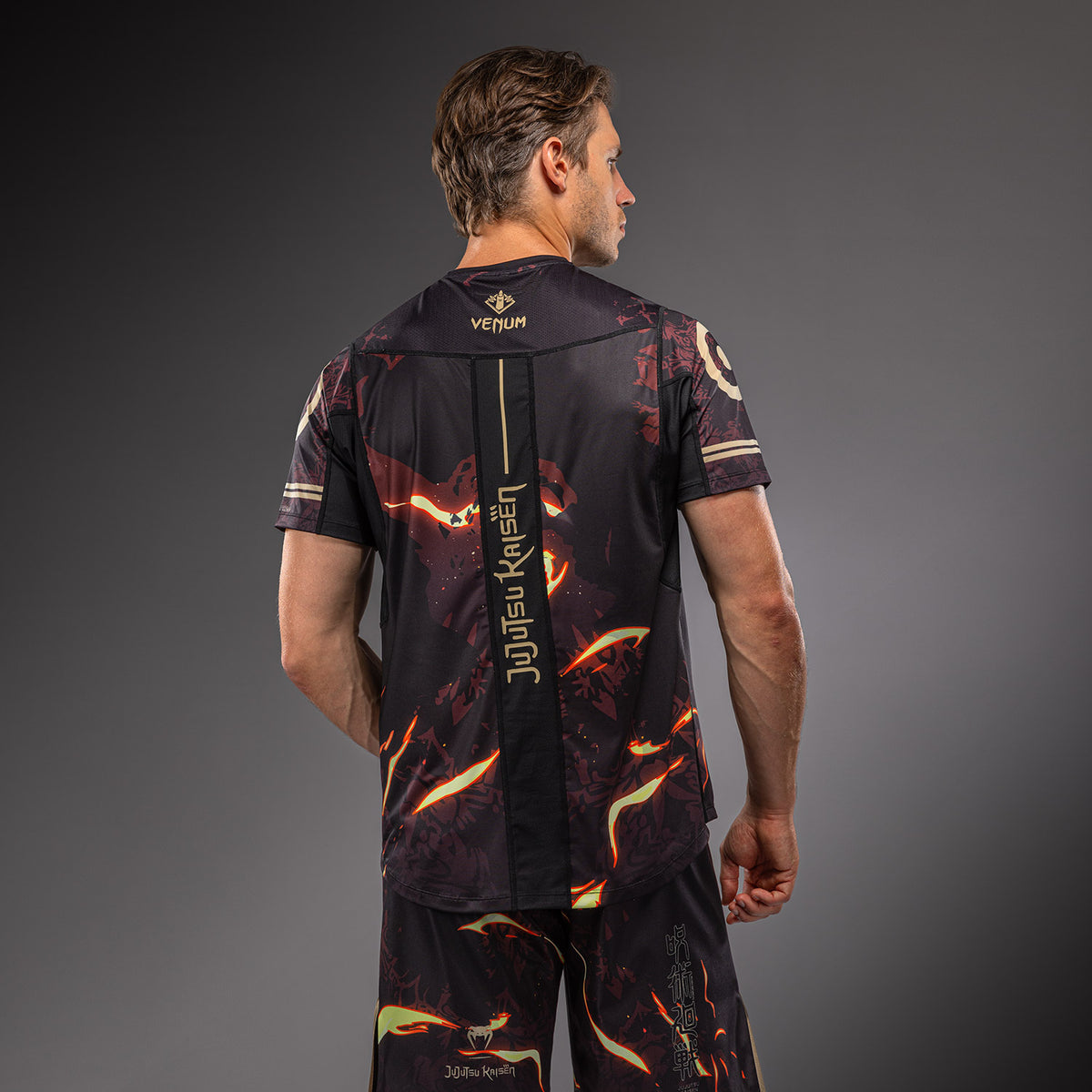 Jujutsu Kaisen x Venum Sukuna ドライテックTシャツ – ブラック/ベージュ