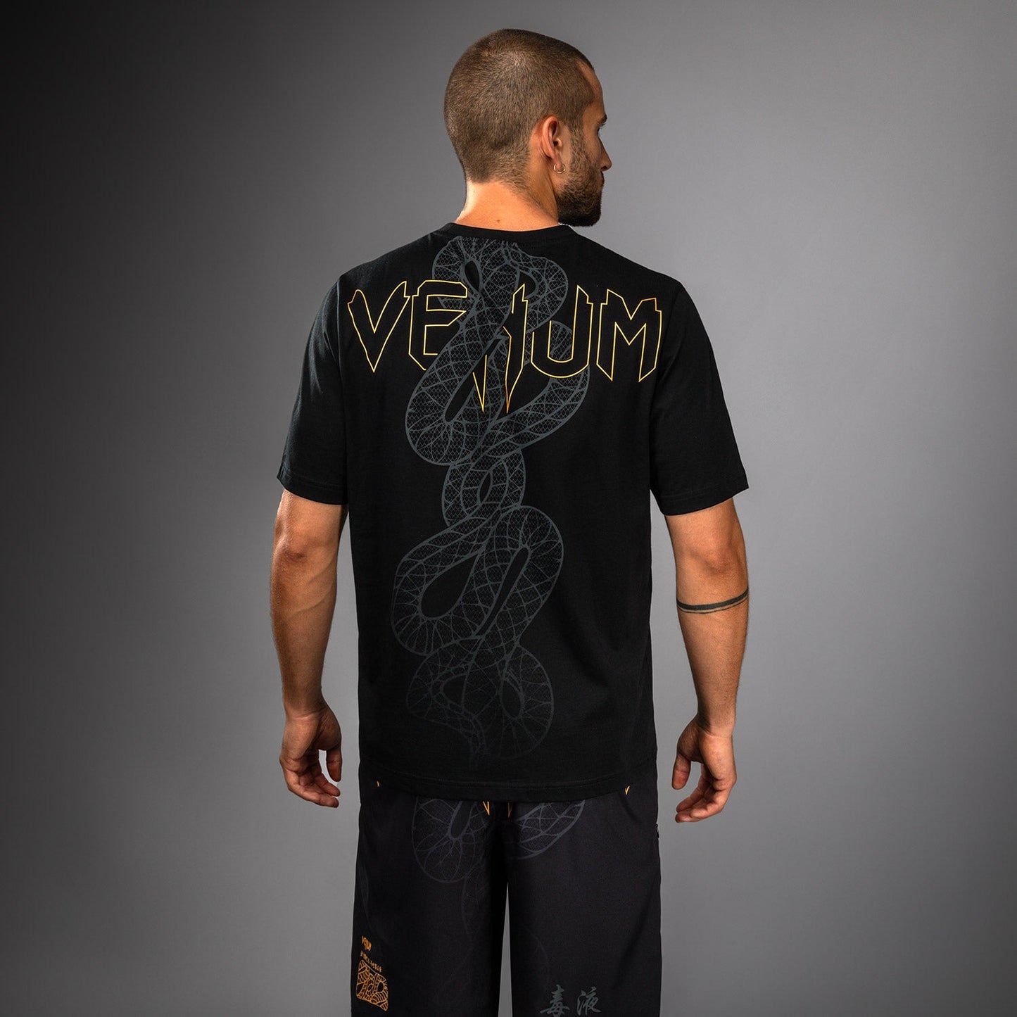 Venum Serpenti Tシャツ – ブラック/シルバー/ゴールド
