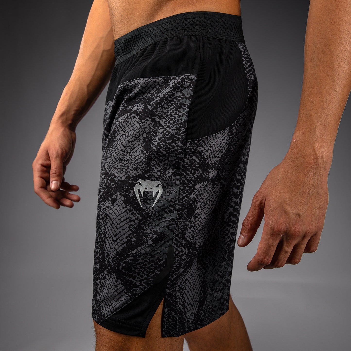 Venum G-Fit Scales トレーニングショーツ – ブラック/チャコールグレー