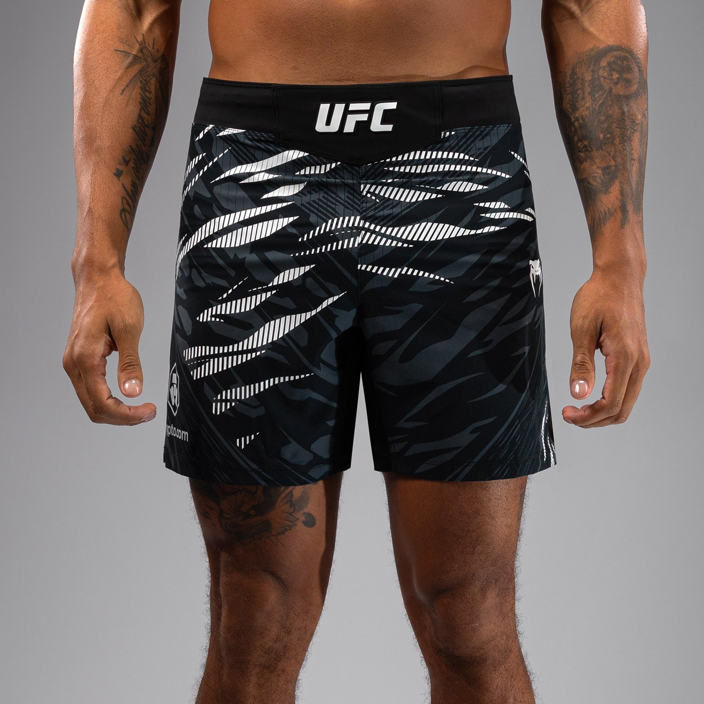 UFC Fusion by Venum Authentic Fight Night レスリングショーツ（男性用、フィットコルト） - ブラック