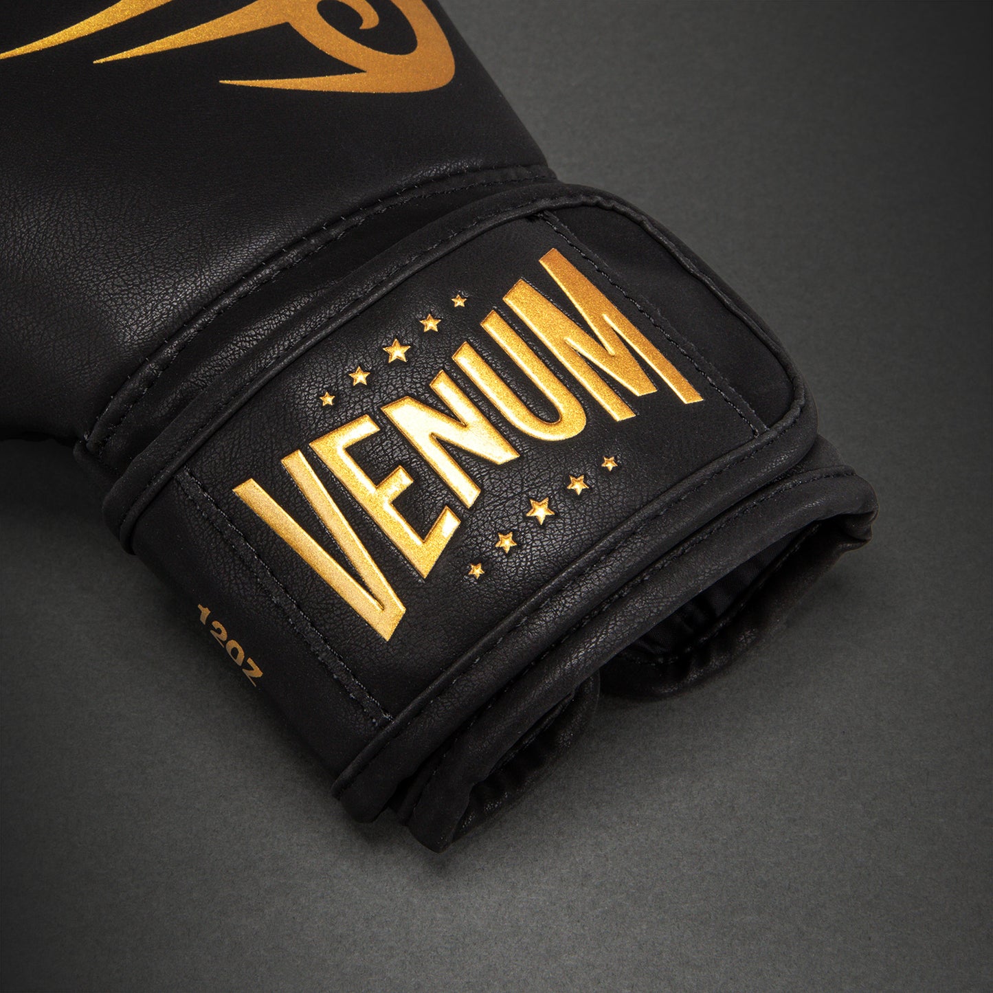 Venum Mike Tyson Replica ボクシンググローブ – ブラック/ゴールド