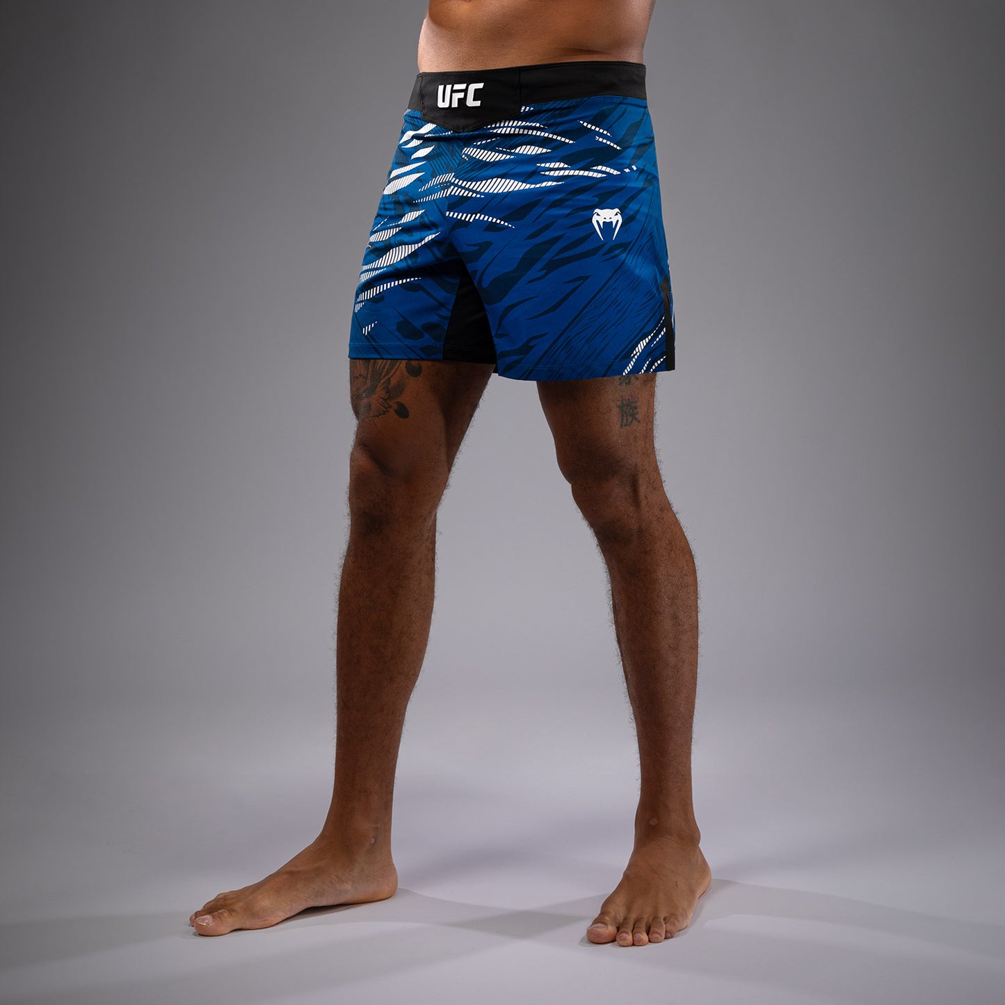 UFC Fusion by Venum Authentic Fight Night レスリングショーツ（男性用、フィットコルト） - ブルー