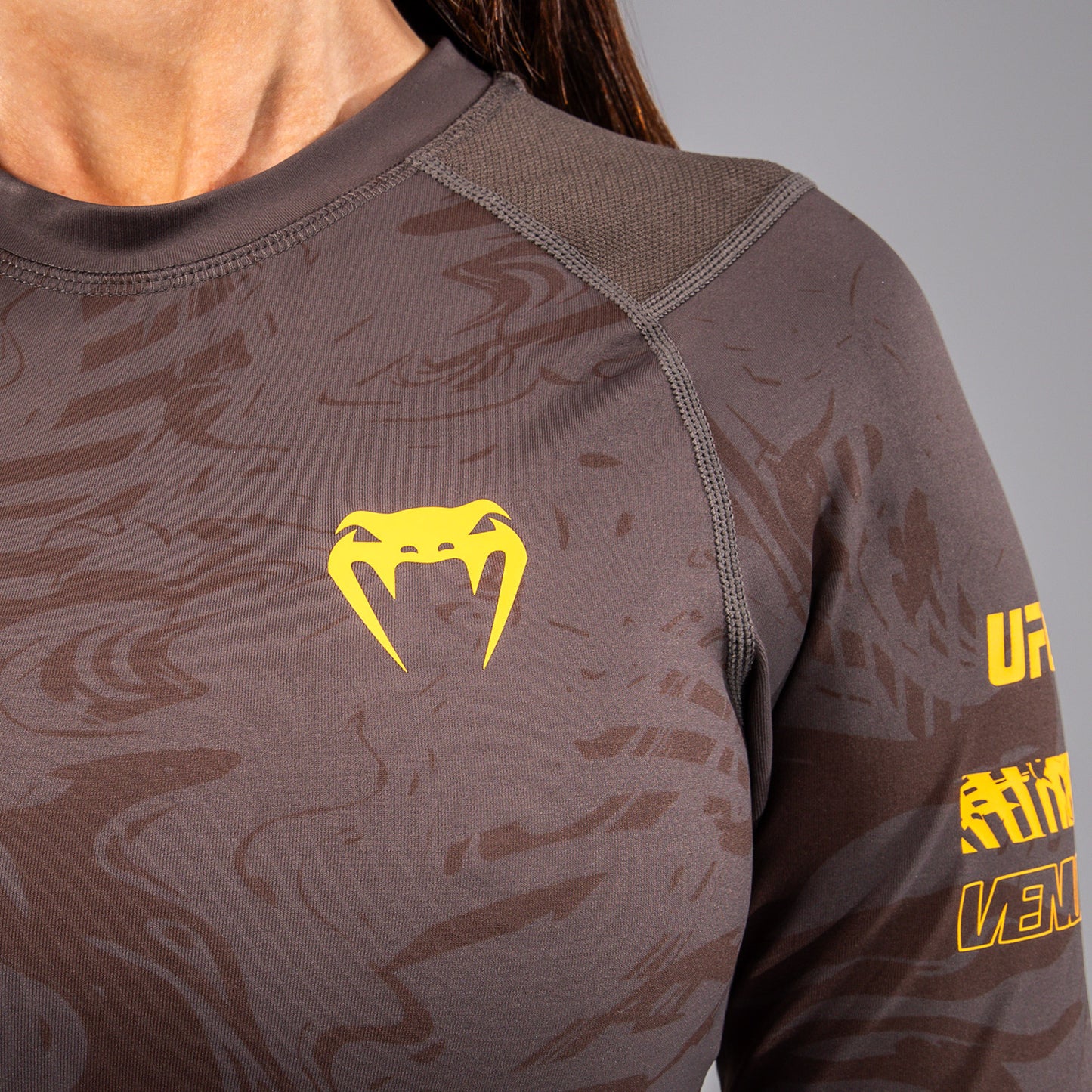 UFC Fusion by Venum Fight Week ロングスリーブラッシュガード（女性用） - アーセンブラウン