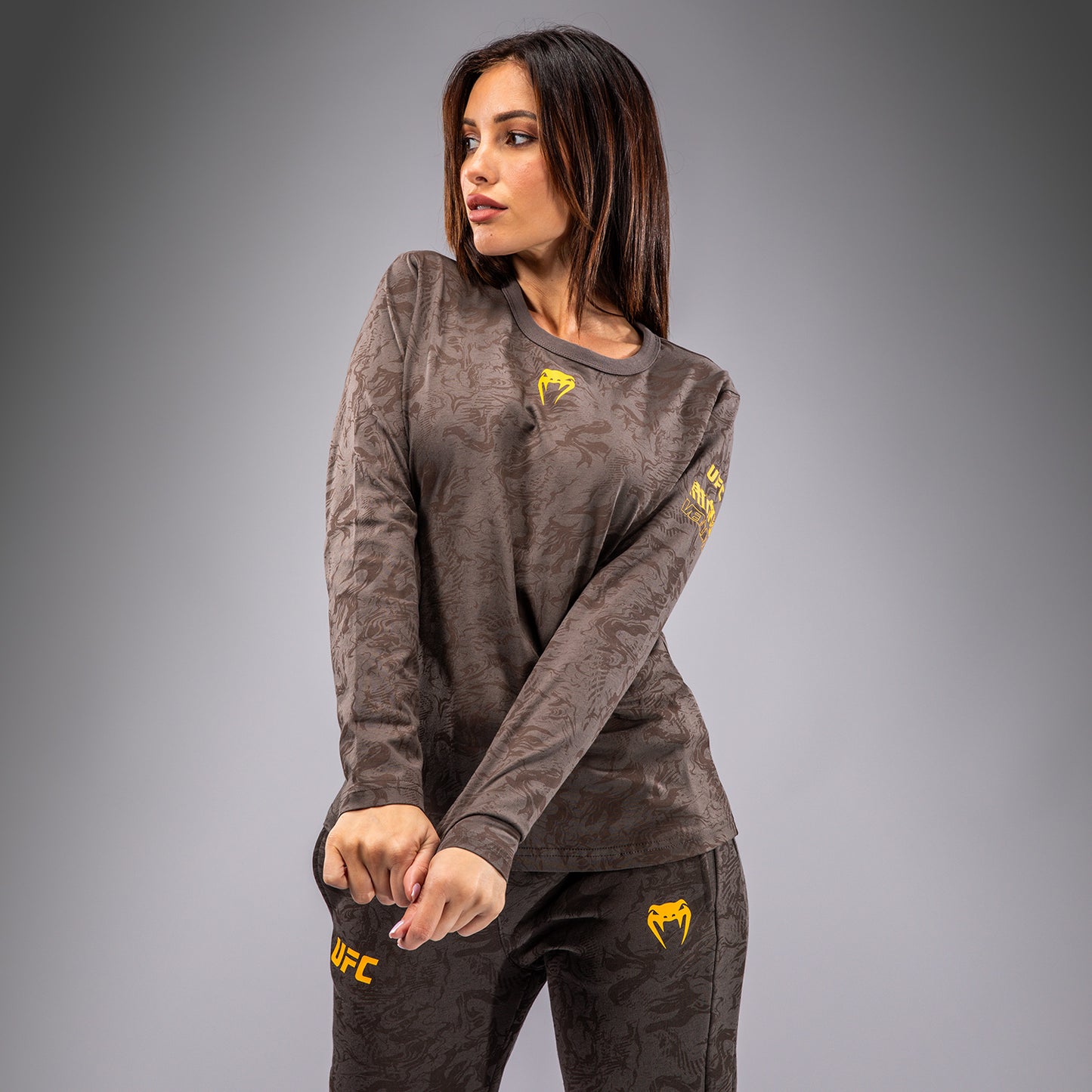 UFC Fusion by Venum Fight Week コットンロングスリーブTシャツ（女性用） - アーセンブラウン