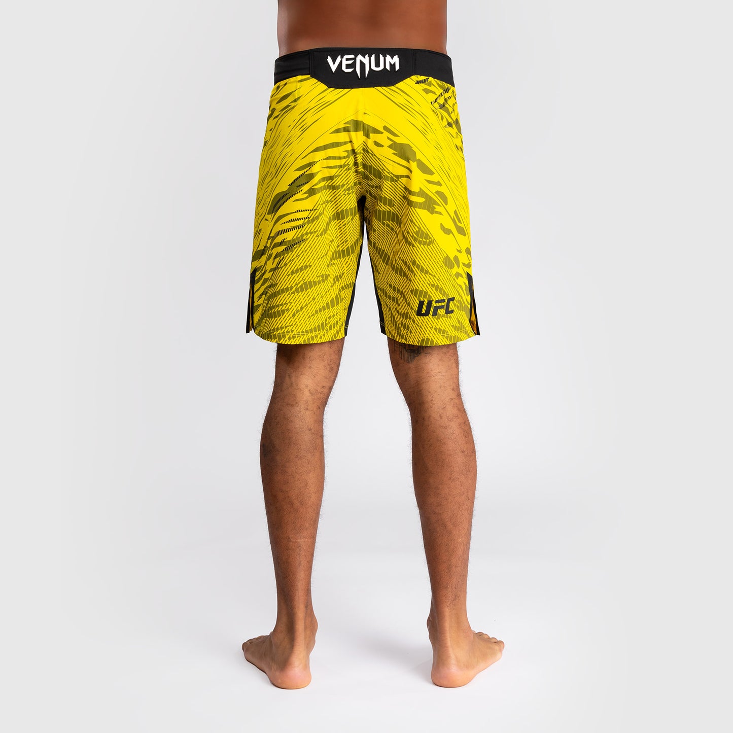 UFC Fusion by Venum Authentic Fight Night レスリングショーツ（男性用、フィットラルゴ） - イエロー