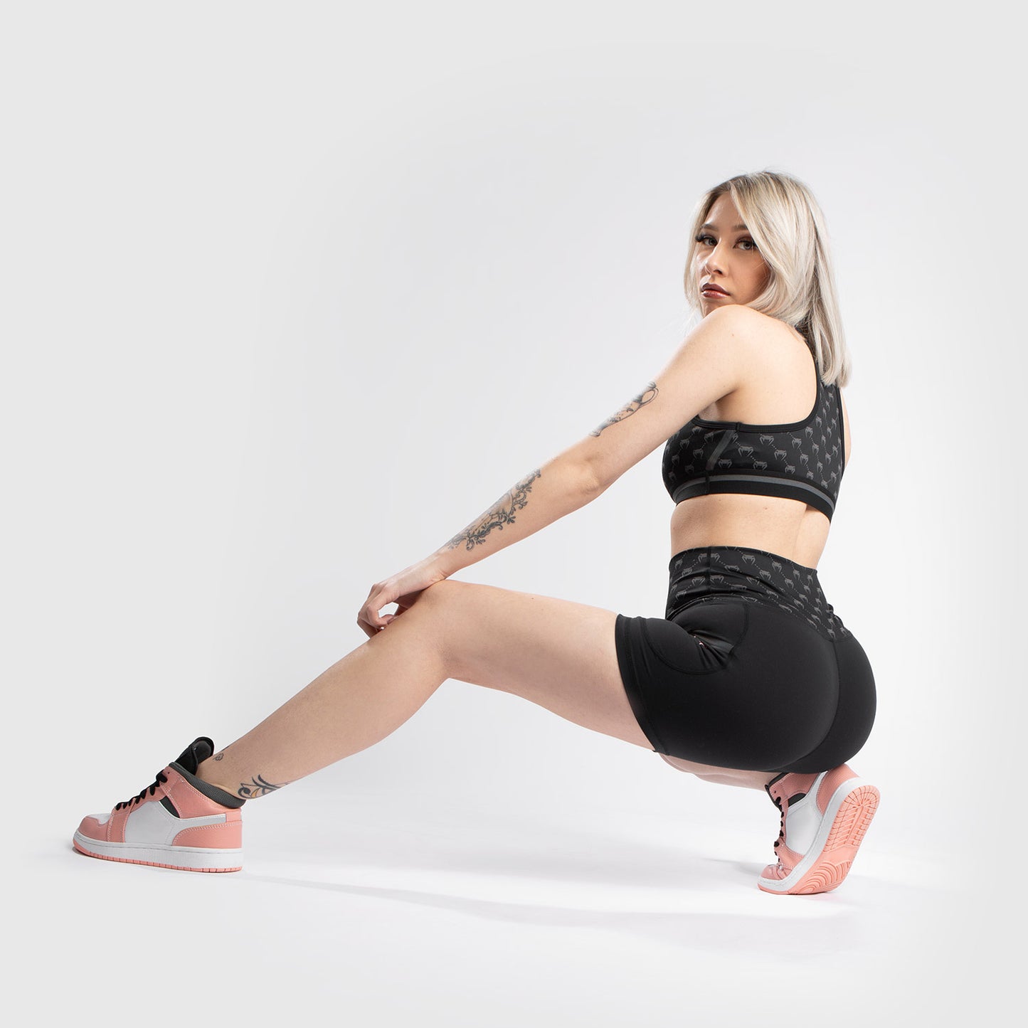 Venum女性用モノグラムバイクショーツ–ブラック/ピンクゴールド