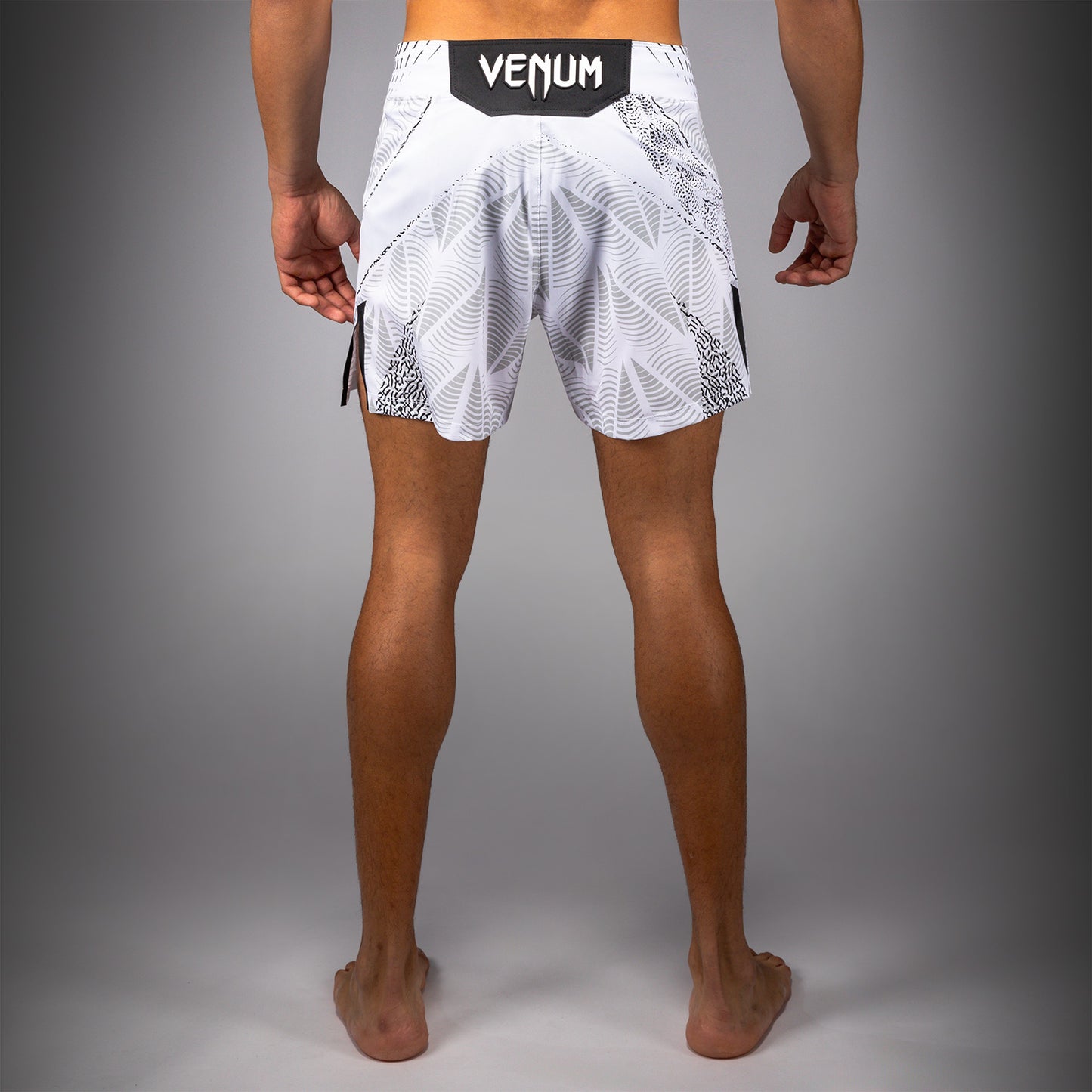 UFC Zenith by Venum Authentic Fight Night ショートフィットファイトショーツ メンズ - ホワイト