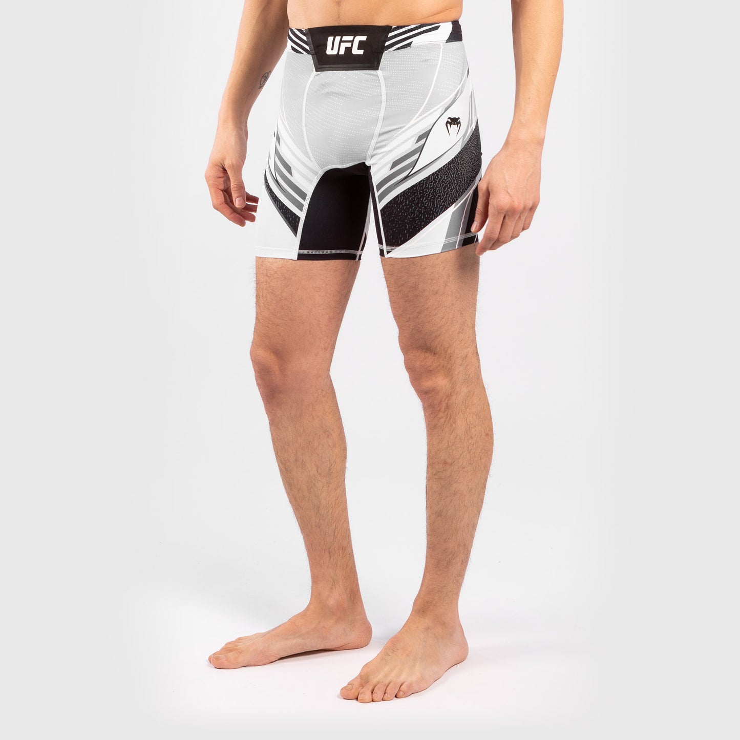 UFC VENUM本格的なファイトナイトメンズ バーリトゥードショート-ショートフィット - 白い