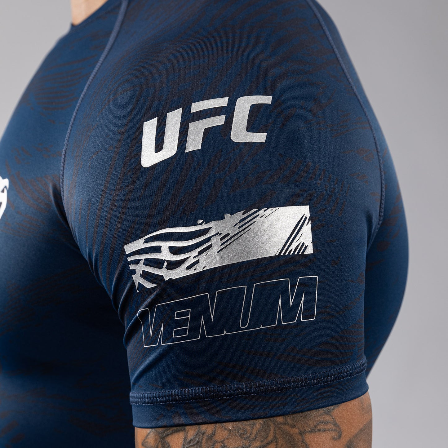 UFC Fusion by Venum Fight Week ショートスリーブラッシュガード（男性用） - オーシャニックブルー