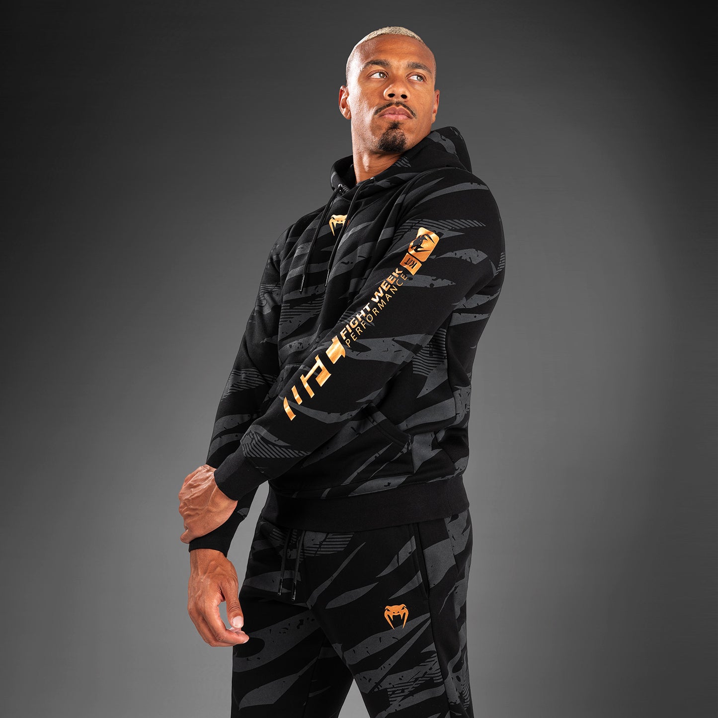UFC Adrenaline By Venum Fight Week メンズプルオーバーパーカー - Urban Camo