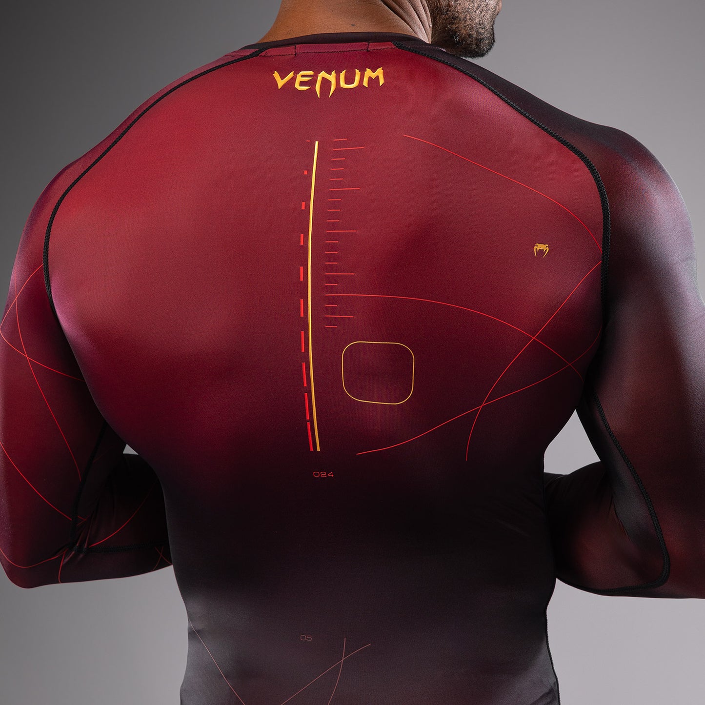 Venum Tactical XT メンズ・ロングスリーブ・ラッシュガード - ブラック/バーガンディ/ゴールド
