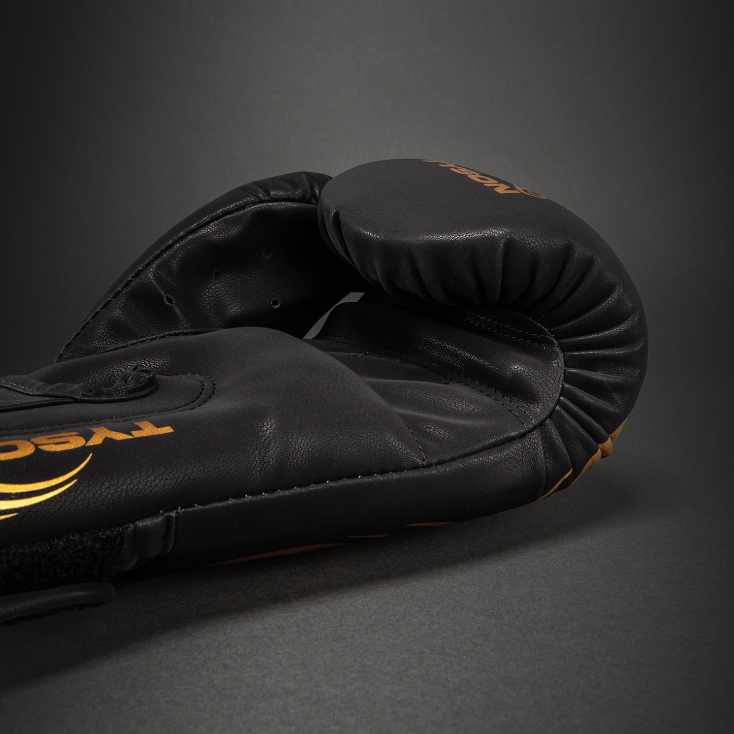 Venum Mike Tyson Replica ボクシンググローブ – ブラック/ゴールド