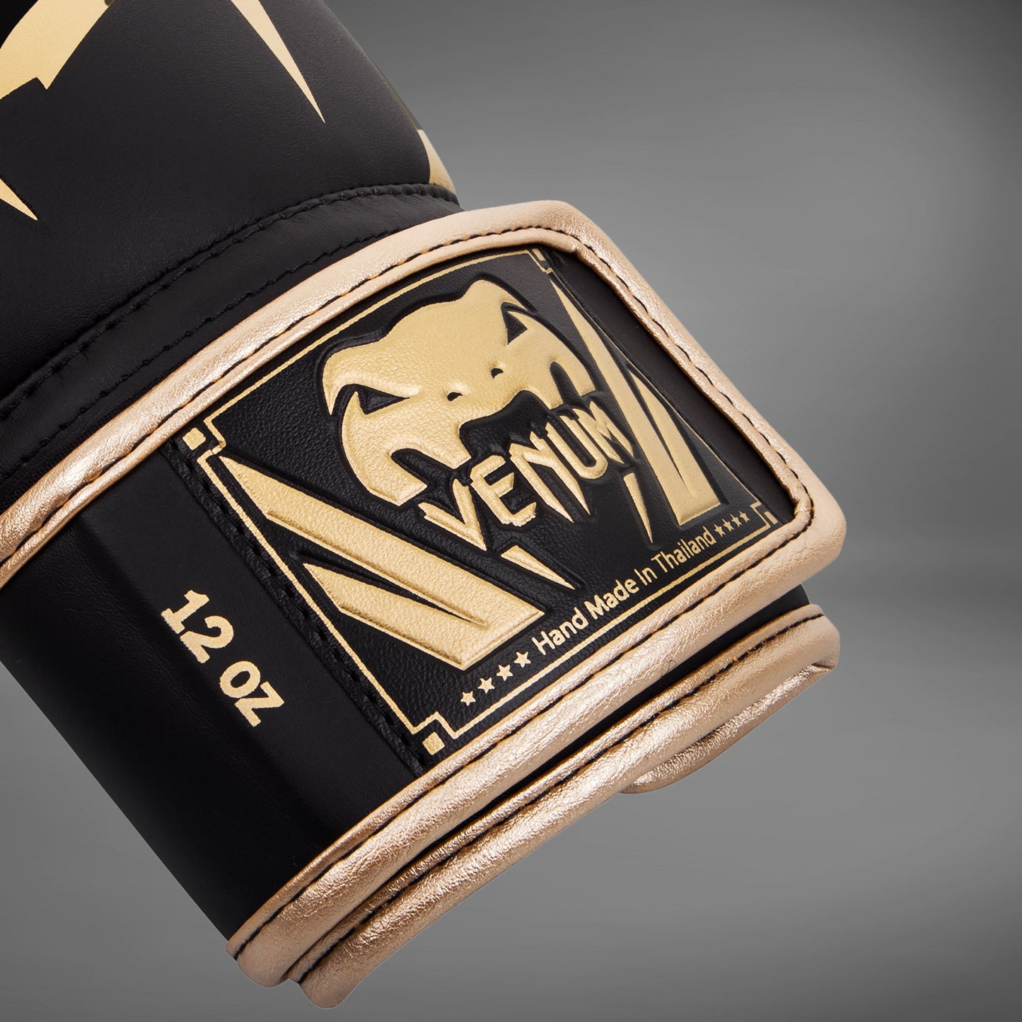 Venum Elite ボクシンググローブ：ブラック／ゴールド