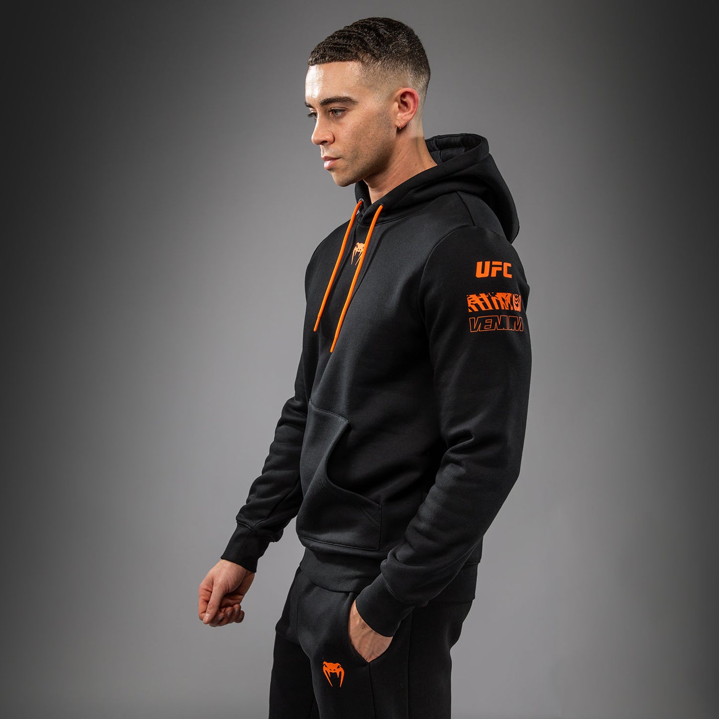 UFC Zenith by Venum Authentic Fight Week プルオーバーパーカー メンズ - ブラック