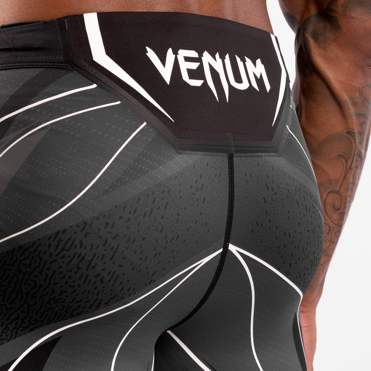 UFC VENUM本格的なファイトナイトメンズ バーリトゥードショート-ロングフィット - 黒