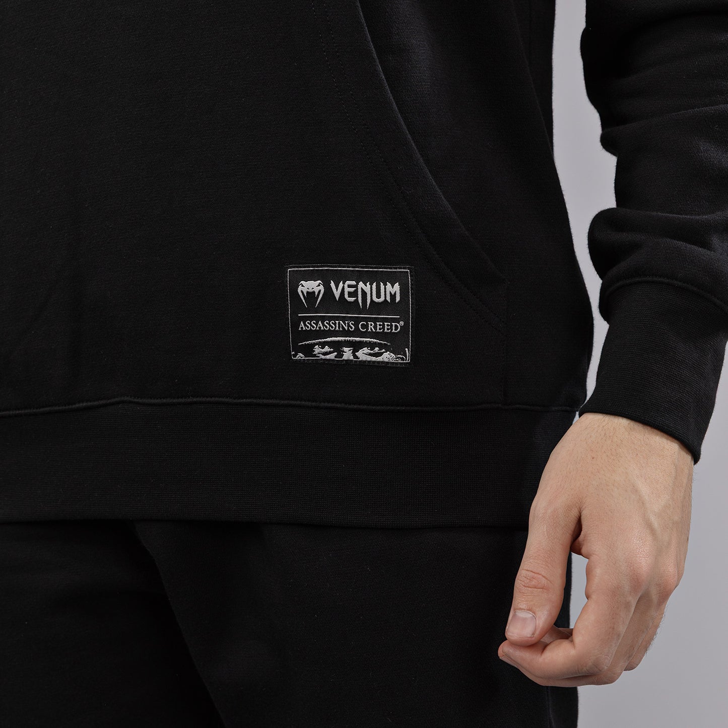 Venum x Assassin’s Creed Shadows パーカー - ブラック