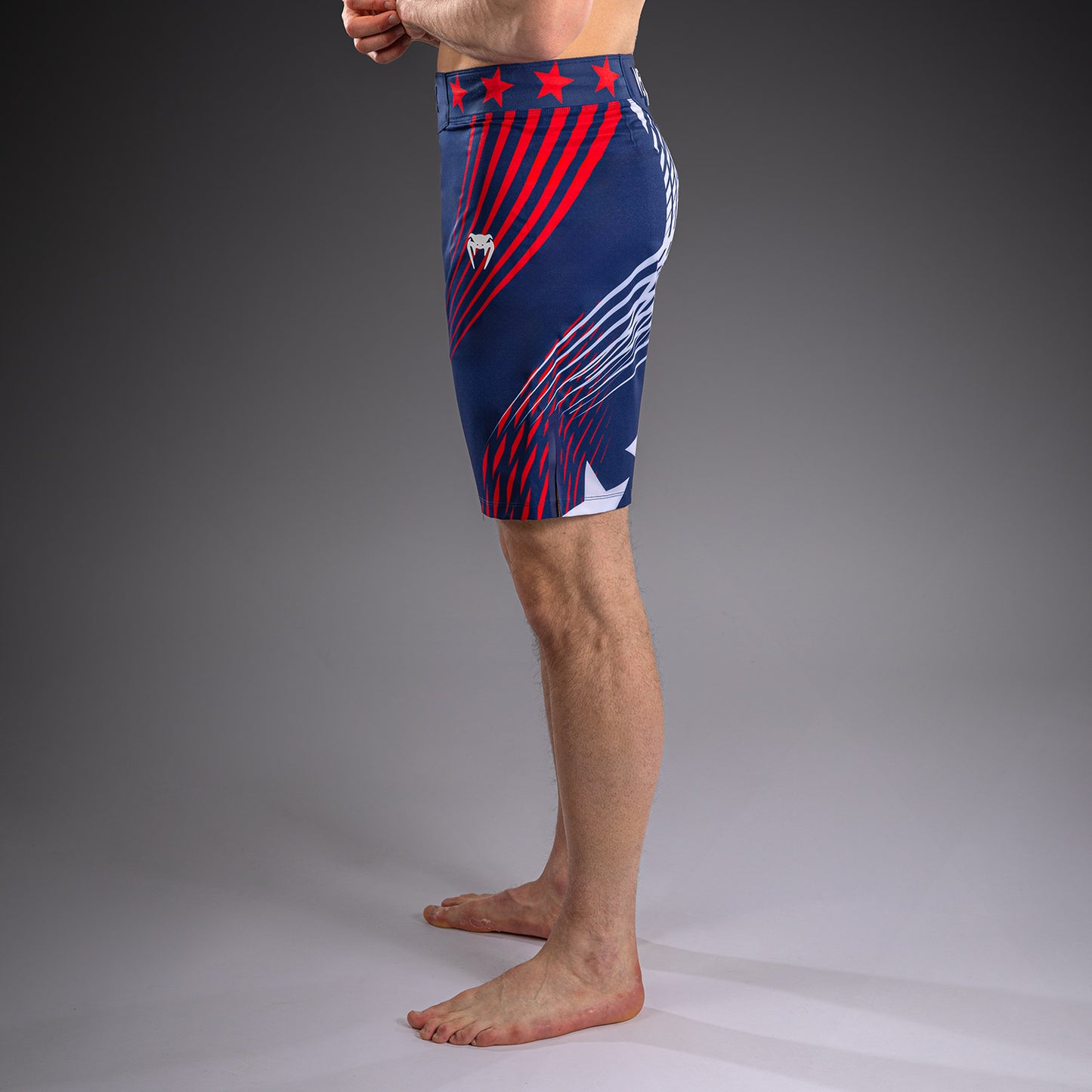 UFC Freedom 250 by Venum メンズ Custom Authentic Fight Night ファイトショーツ ロングフィット - ブルー