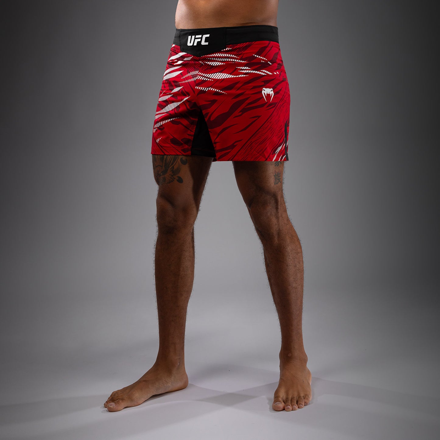 UFC Fusion by Venum Authentic Fight Night レスリングショーツ（男性用、フィットコルト） - レッド