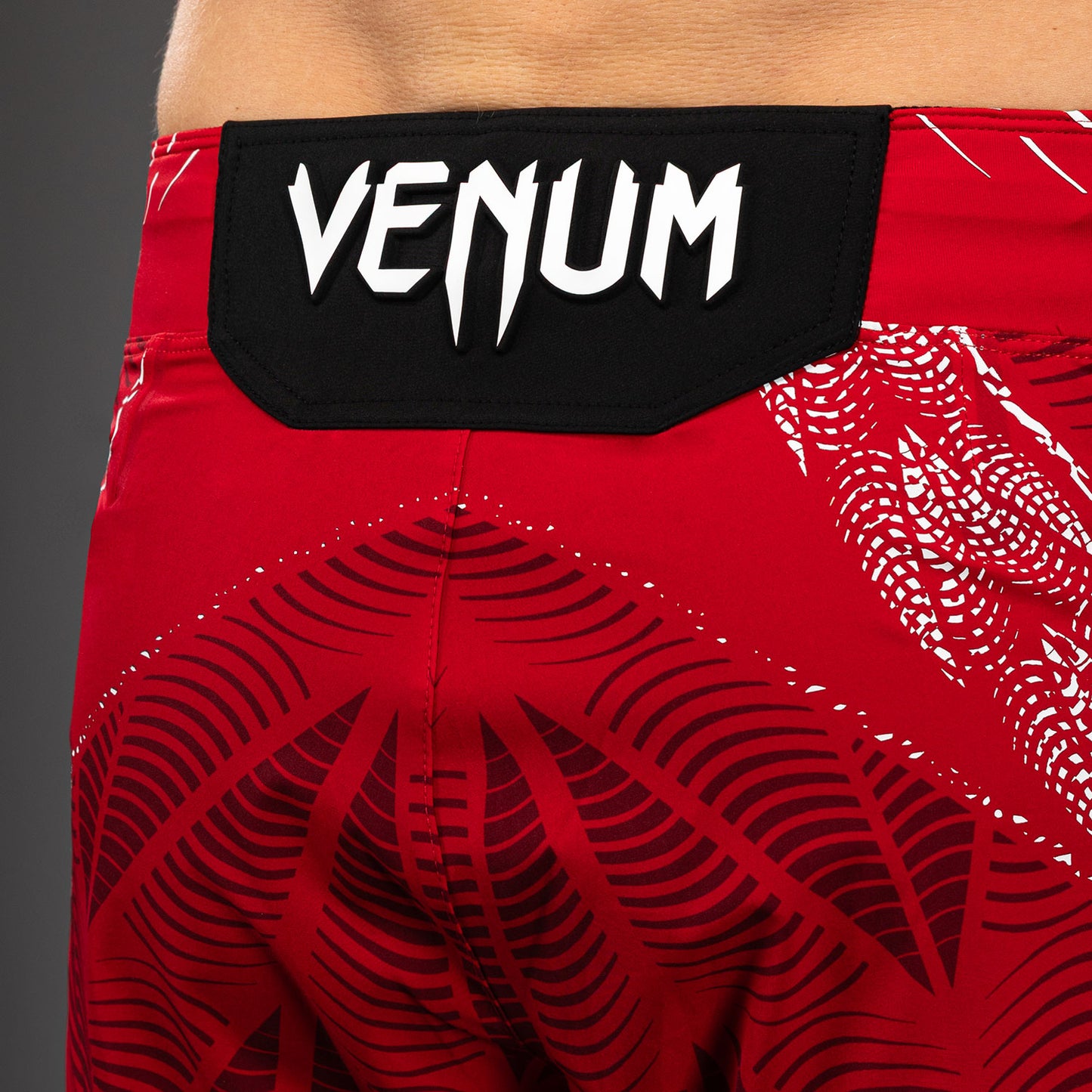 UFC Zenith by Venum Authentic Fight Night ショートフィットファイトショーツ メンズ - レッド