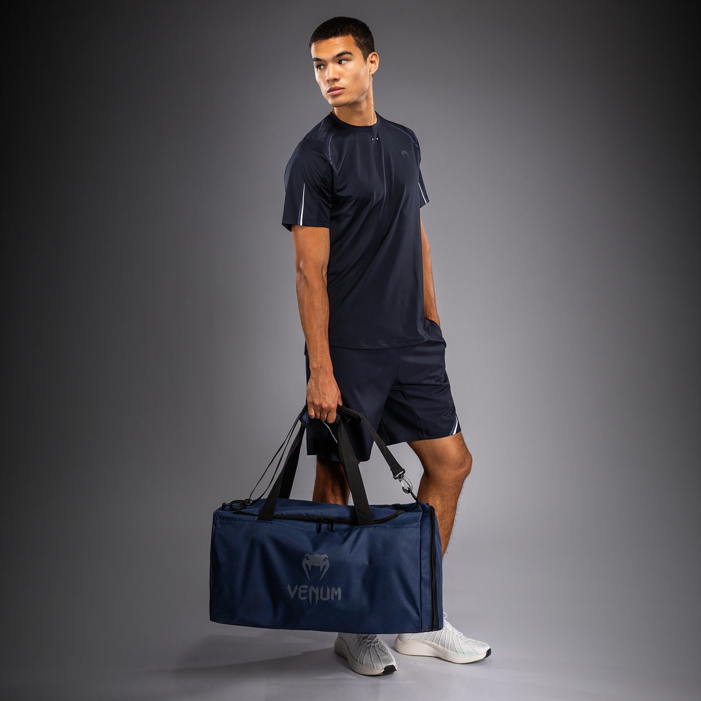 Venum Essential スポーツバッグ (61L) - ネイビーブルー