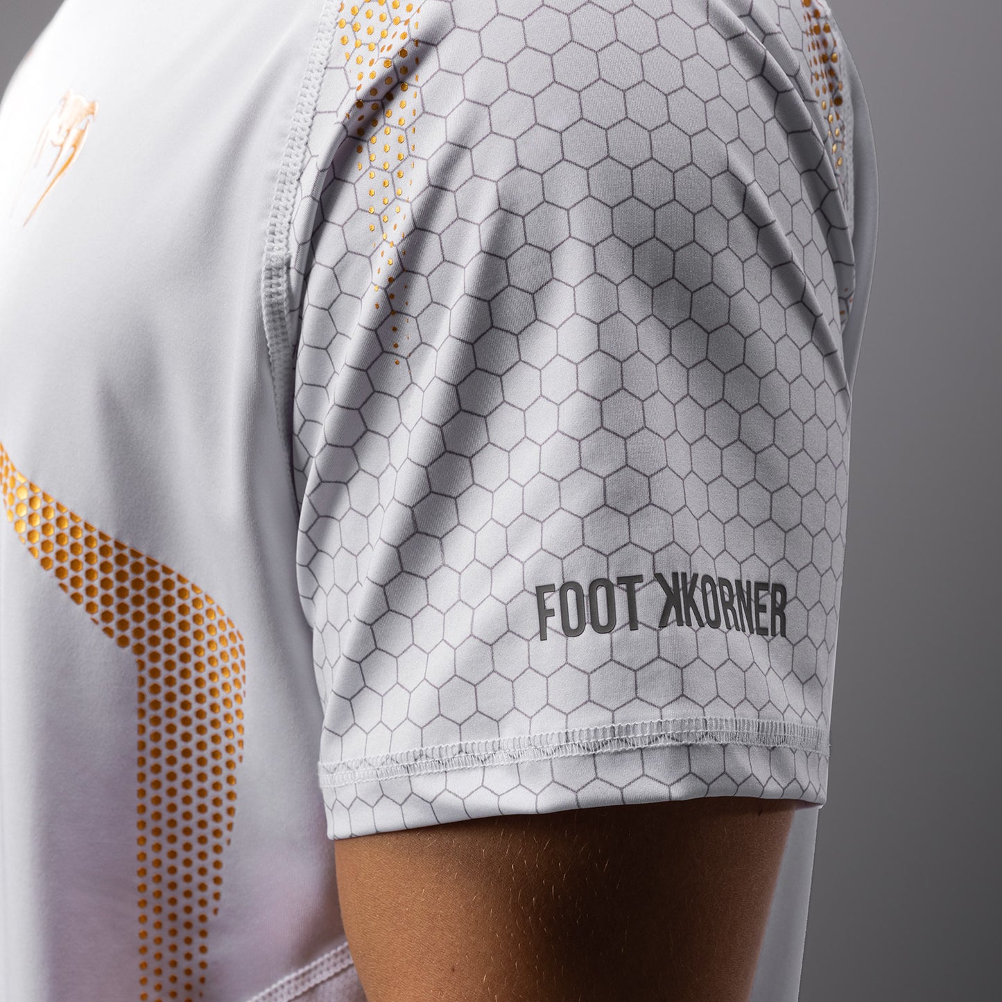 FK x Venum Hexagone MMA Tシャツ - ホワイト/ゴールド