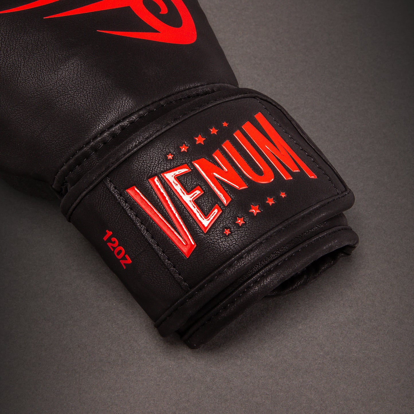 Venum Mike Tyson Replica ボクシンググローブ – ブラック/レッド