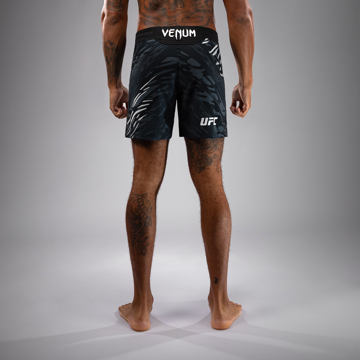 UFC Fusion by Venum Authentic Fight Night レスリングショーツ（男性用、フィットコルト） - ブラック