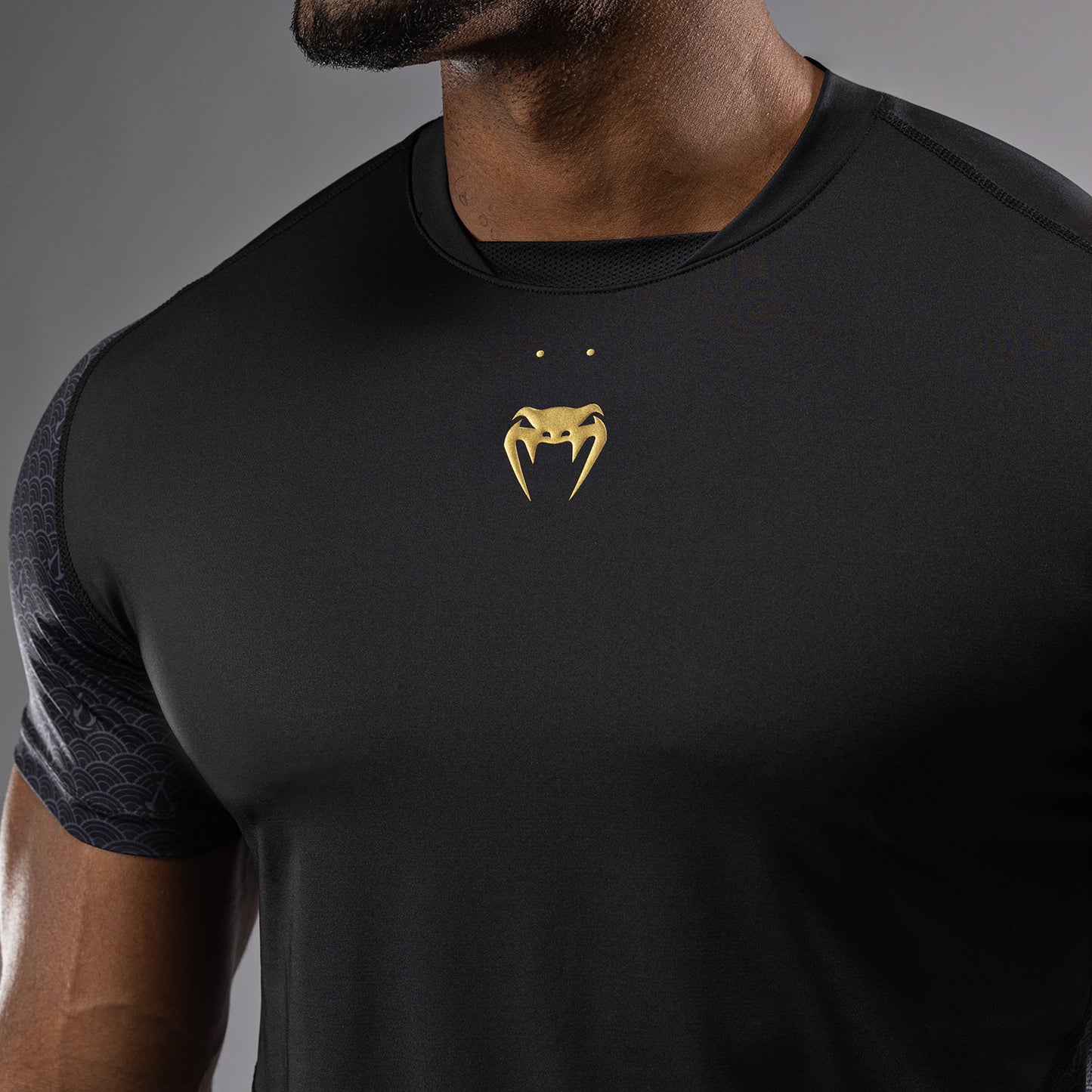 Venum x Assassin’s Creed Shadows メンズ・ドライテックTシャツ - ブラック／ゴールド