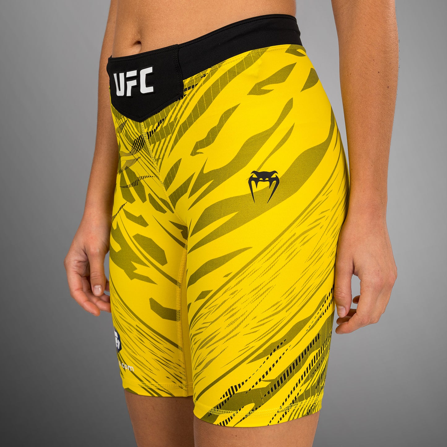 UFC Fusion by Venum Authentic Fight Night ヴァレトゥードショーツ（女性用、フィットラルゴ） - イエロー