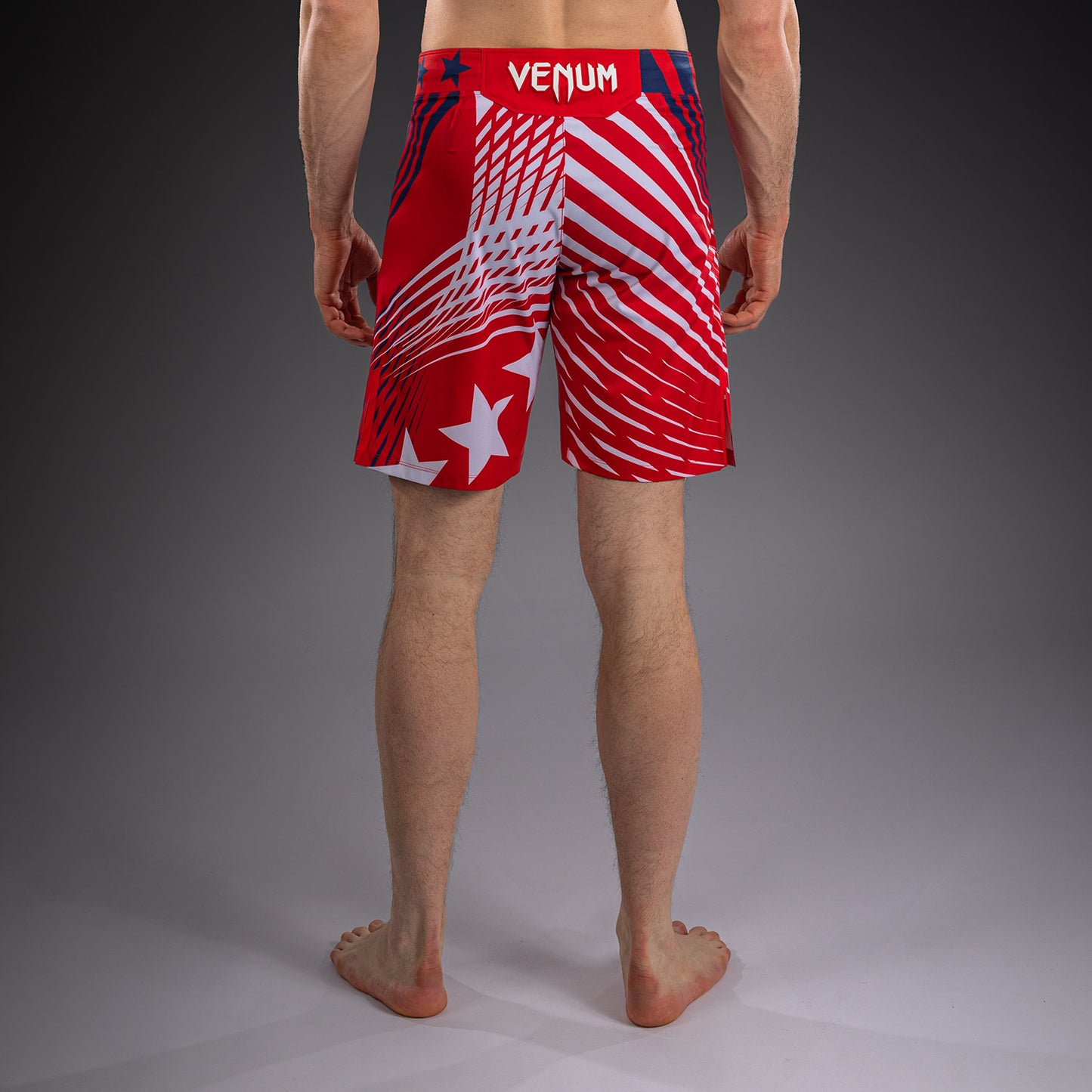 UFC Freedom 250 by Venum メンズ Custom Authentic Fight Night ファイトショーツ ロングフィット - レッド