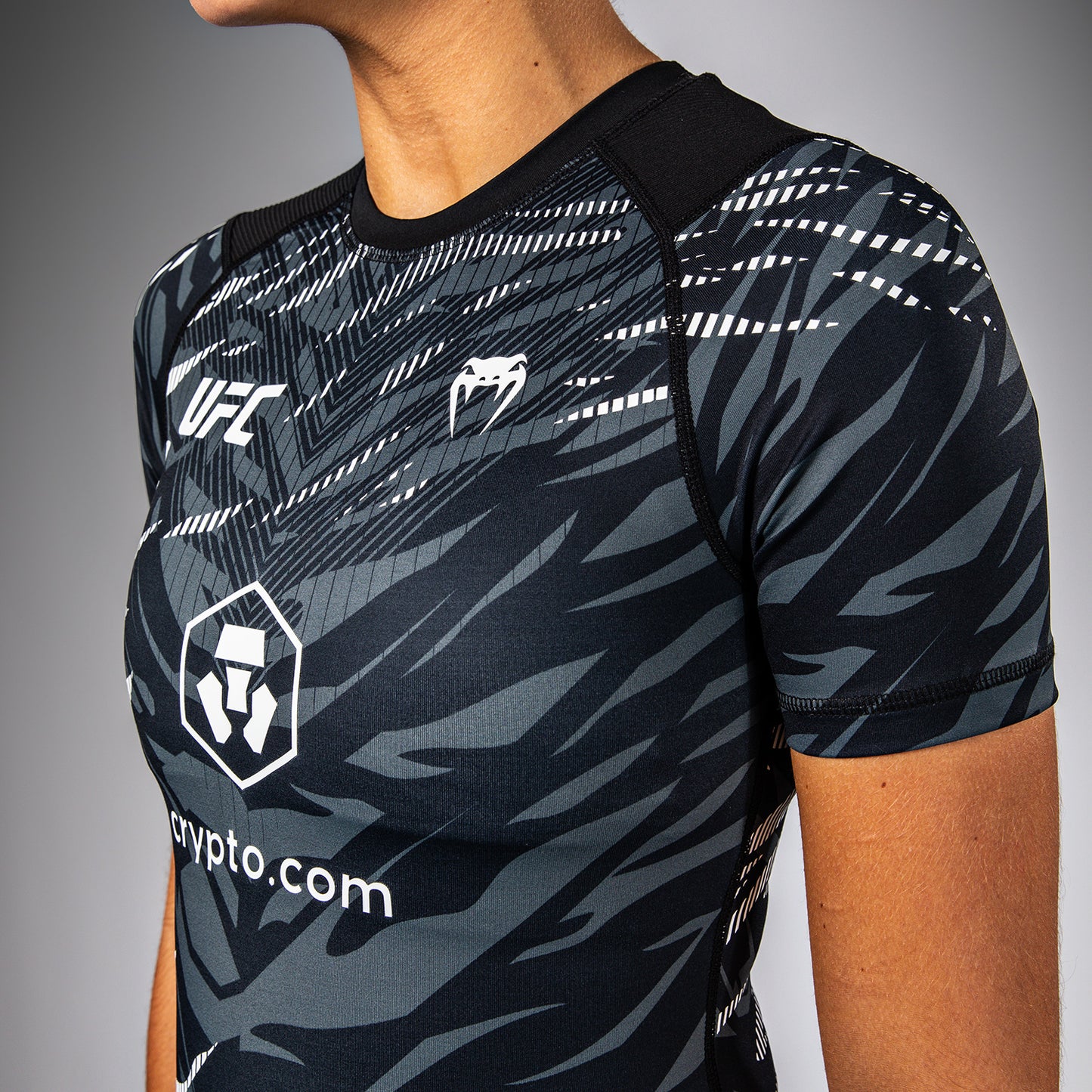 UFC Fusion by Venum Authentic Fight Night ショートスリーブラッシュガード（女性用） - ブラック