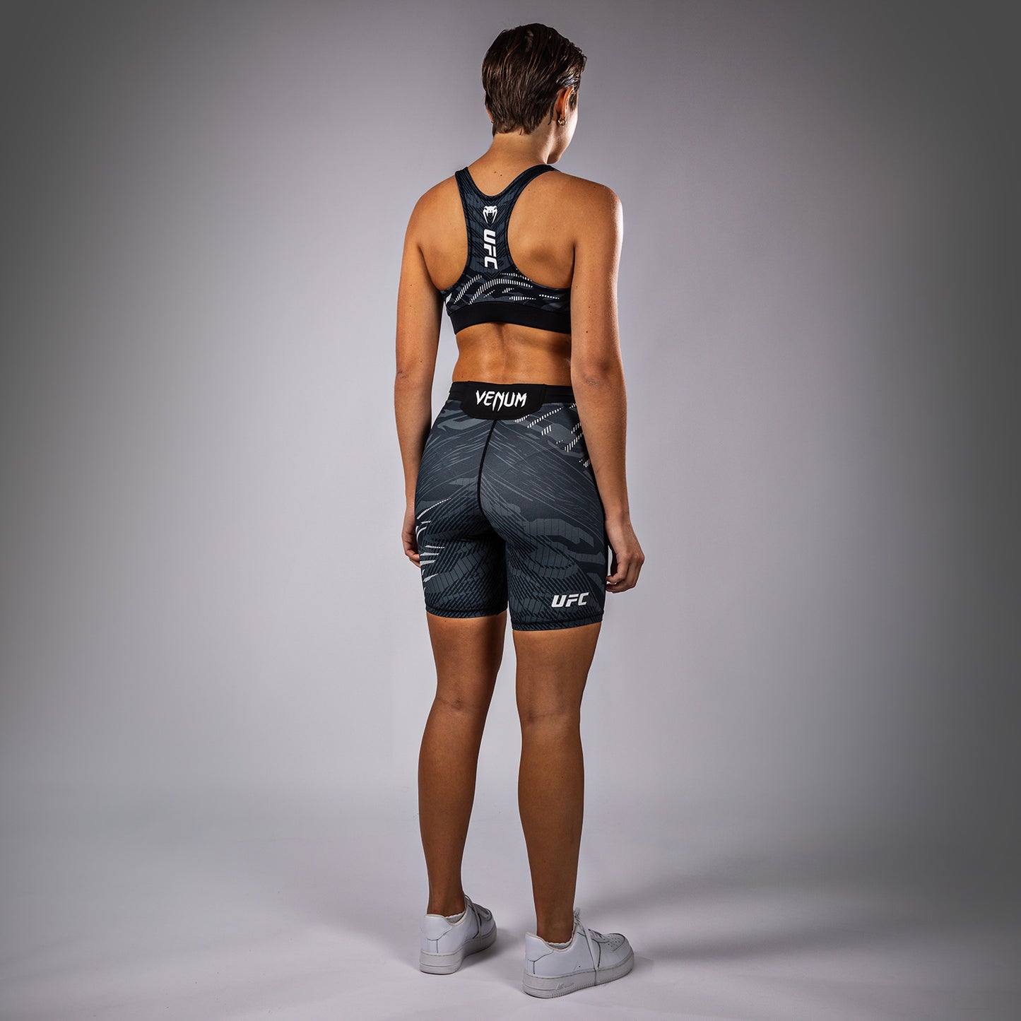 UFC Fusion by Venum Authentic Fight Night スポーツブラ（女性用） - ブラック