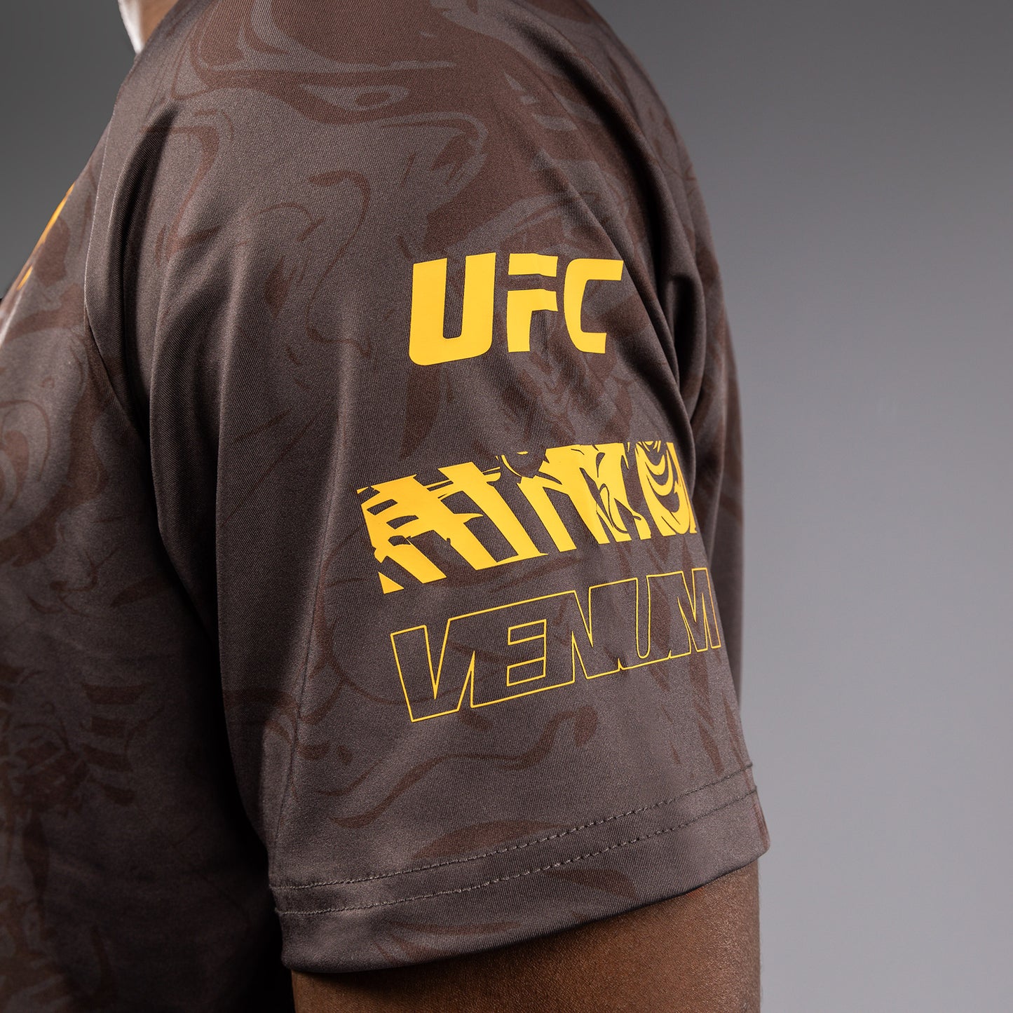 UFC Fusion by Venum Fight Week ドライテックTシャツ（男性用） - アーセンブラウン