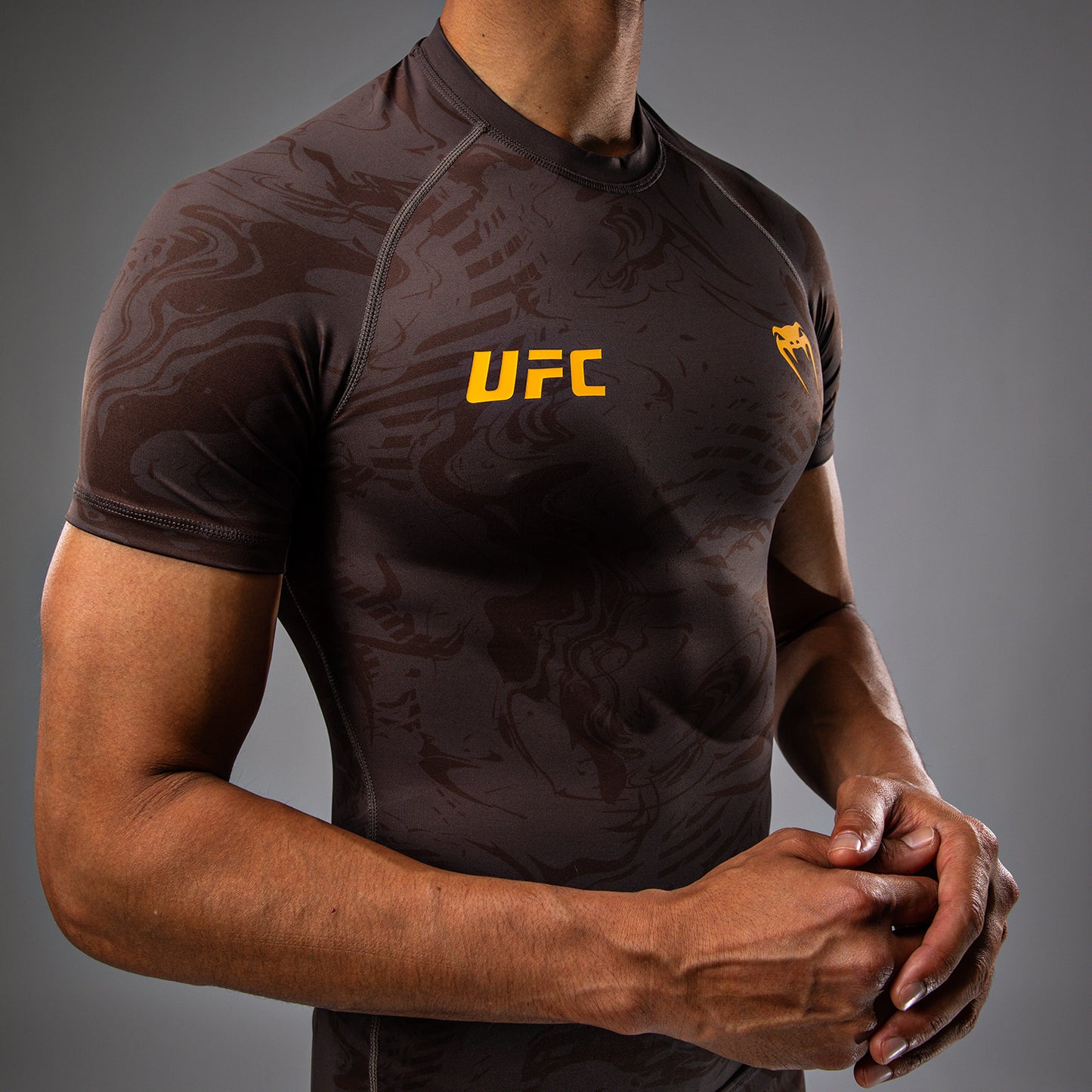 UFC Fusion by Venum Fight Week ショートスリーブラッシュガード（男性用） - アーセンブラウン