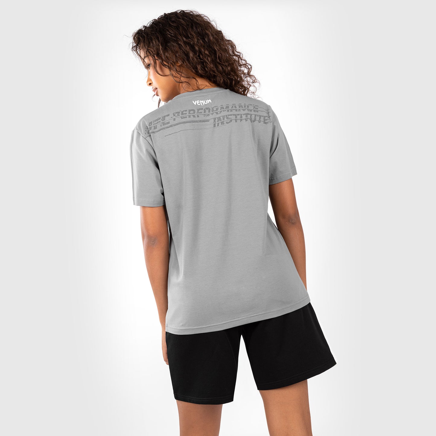 UFC Venum Performance Institute 2.0 女性用Tシャツ - グレー