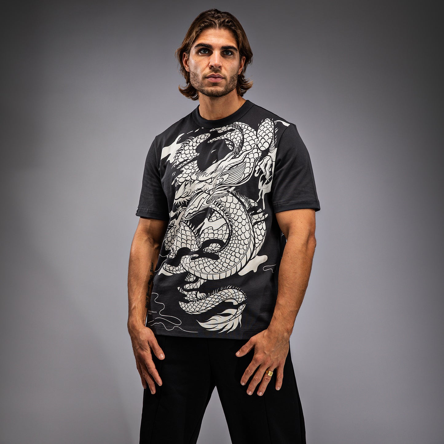 Venum ドラゴンズ・フライト メンズ Tシャツ - チャコールグレー/クリームホワイト